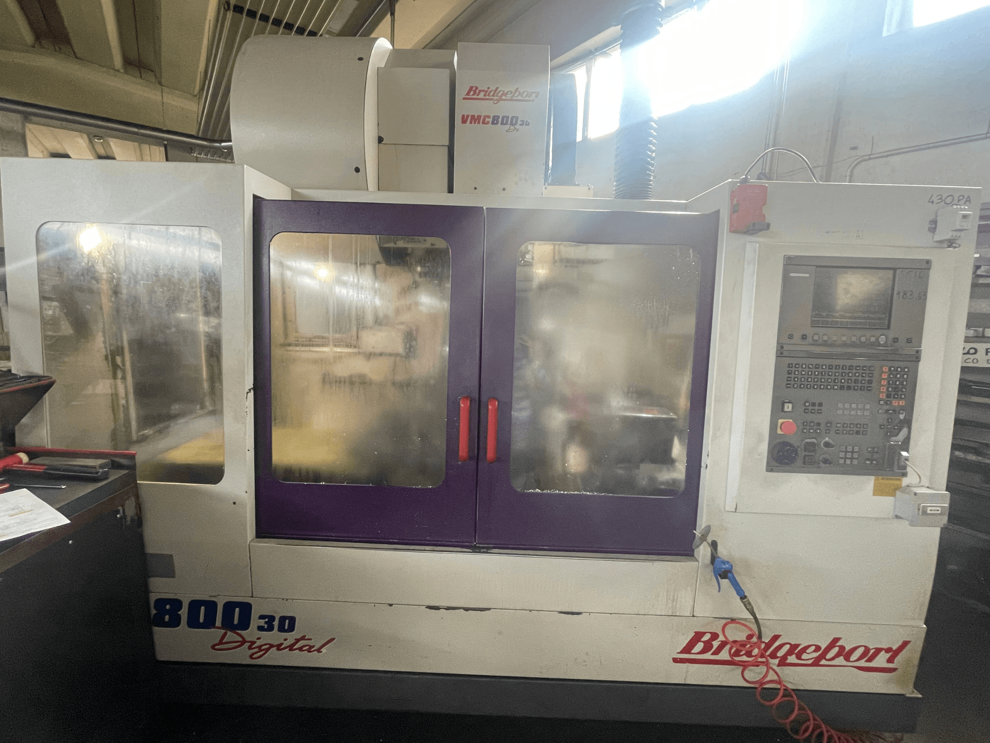 Vertikalni obradni centar Bridgeport VMC 800/30, prednji pogled s upravljačkom pločom i velikim prozorima za pregled.