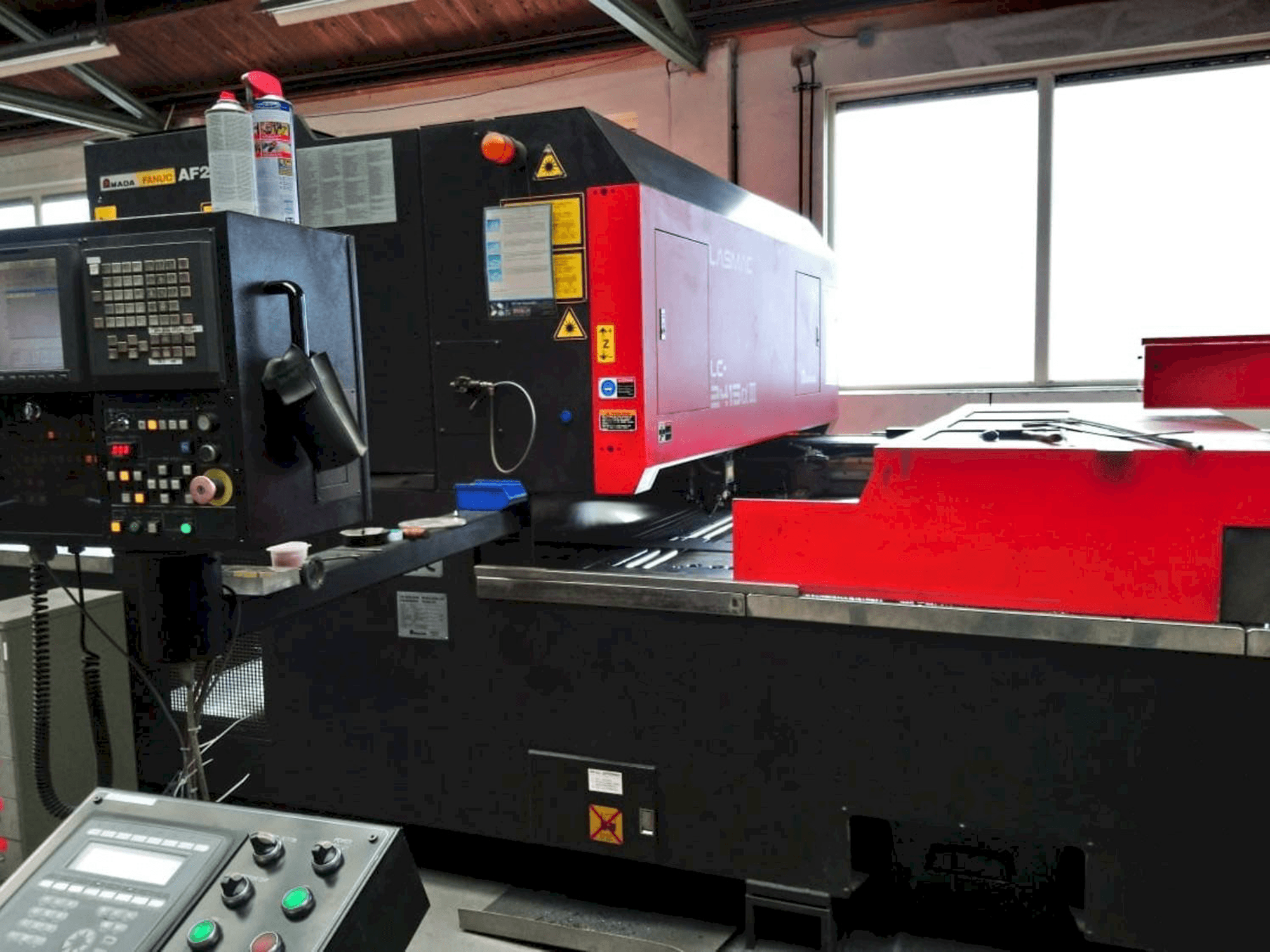 Prikaz stroja AMADA LC2415 ALPHA III sprijeda