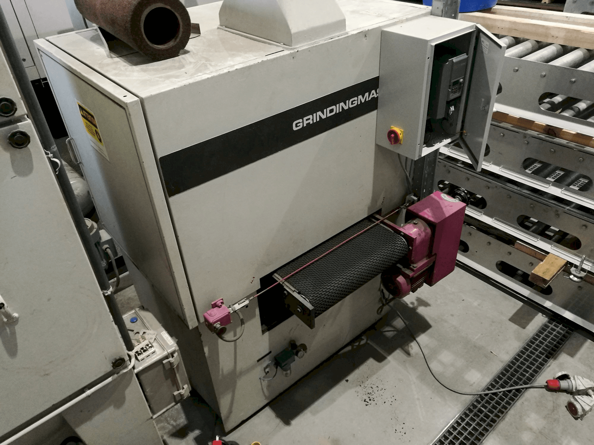 Prikaz stroja GRINDINGMASTER MCSB2-600 slijeva