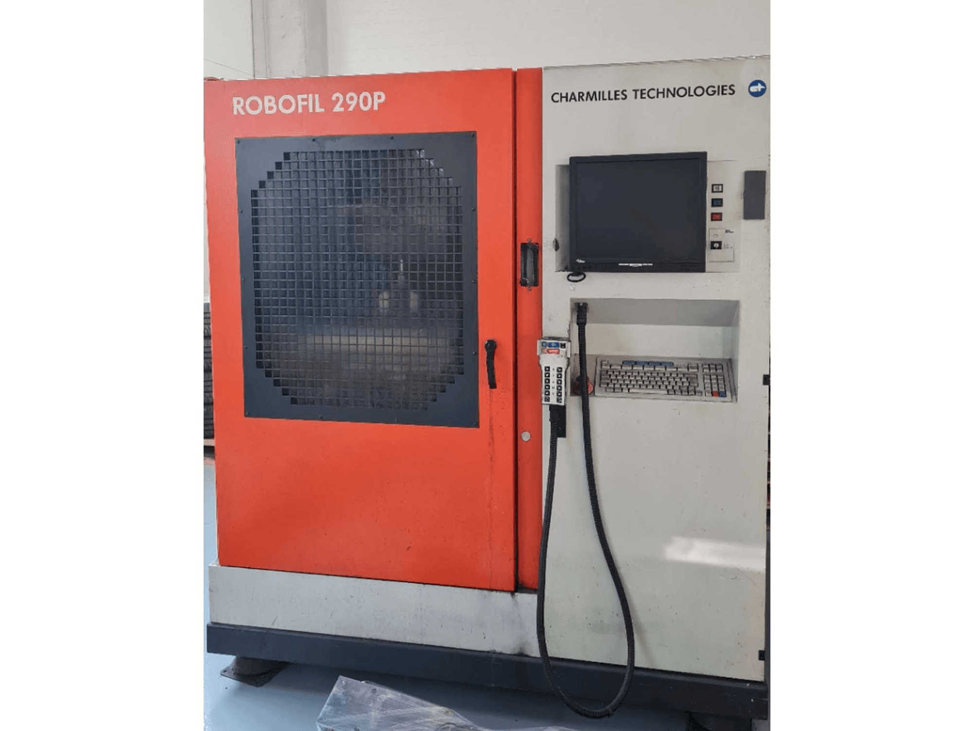 Prikaz stroja CHARMILLES Robofil 290P sprijeda