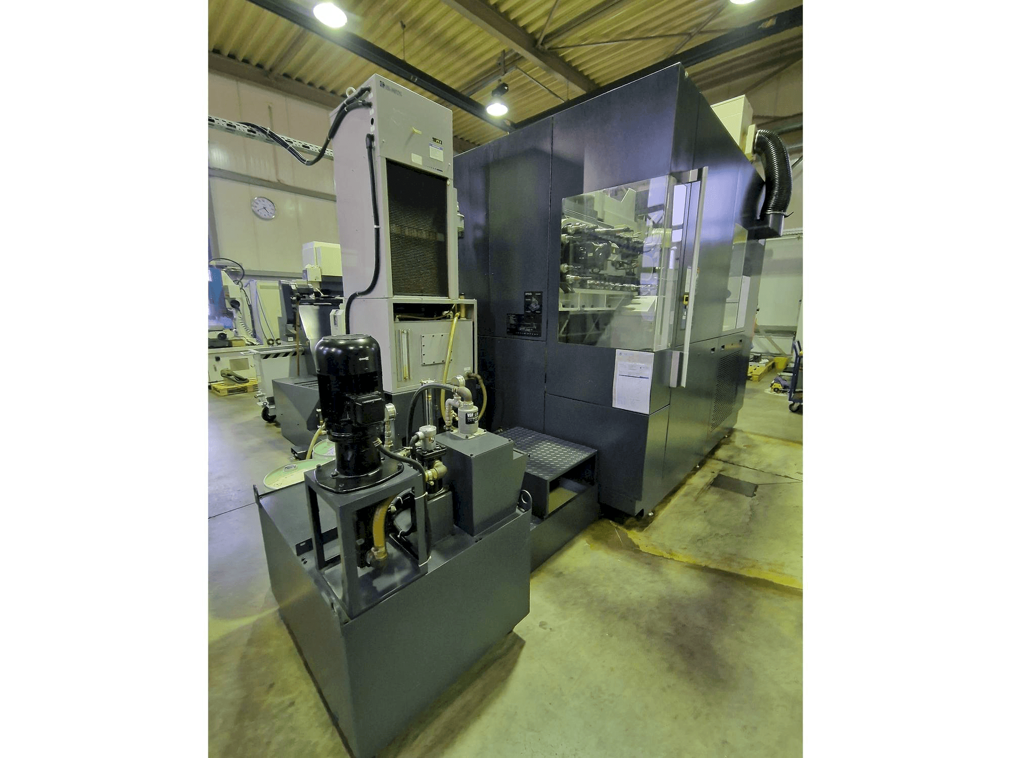 Prikaz stroja Makino F9 sprijeda