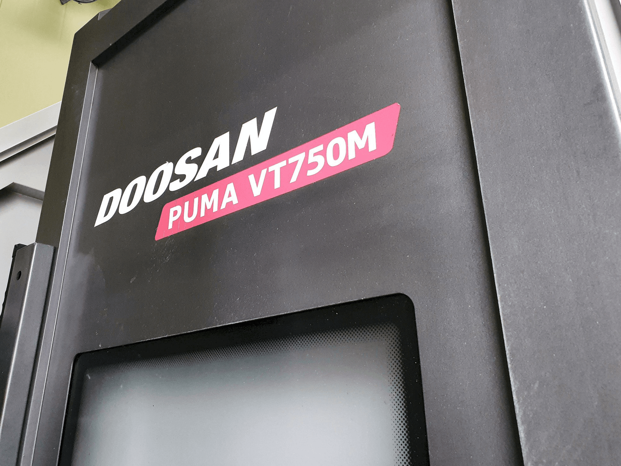 Prikaz stroja Doosan PUMA VT750M sprijeda