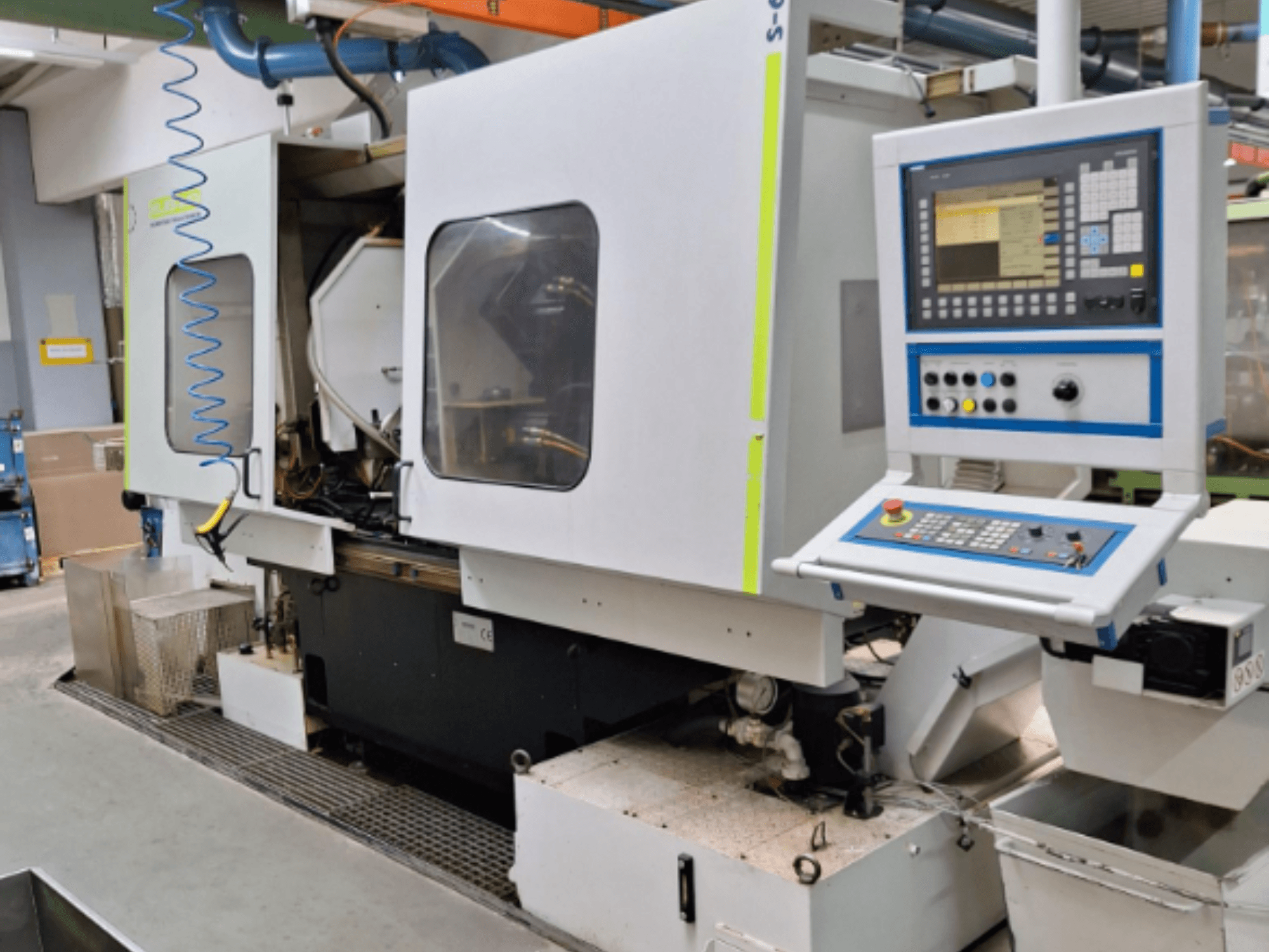 Industrijska glodalica s upravljačkom pločom, bočni pogled, s dvostrukim komorama i vidljivim priključcima cjevovoda.