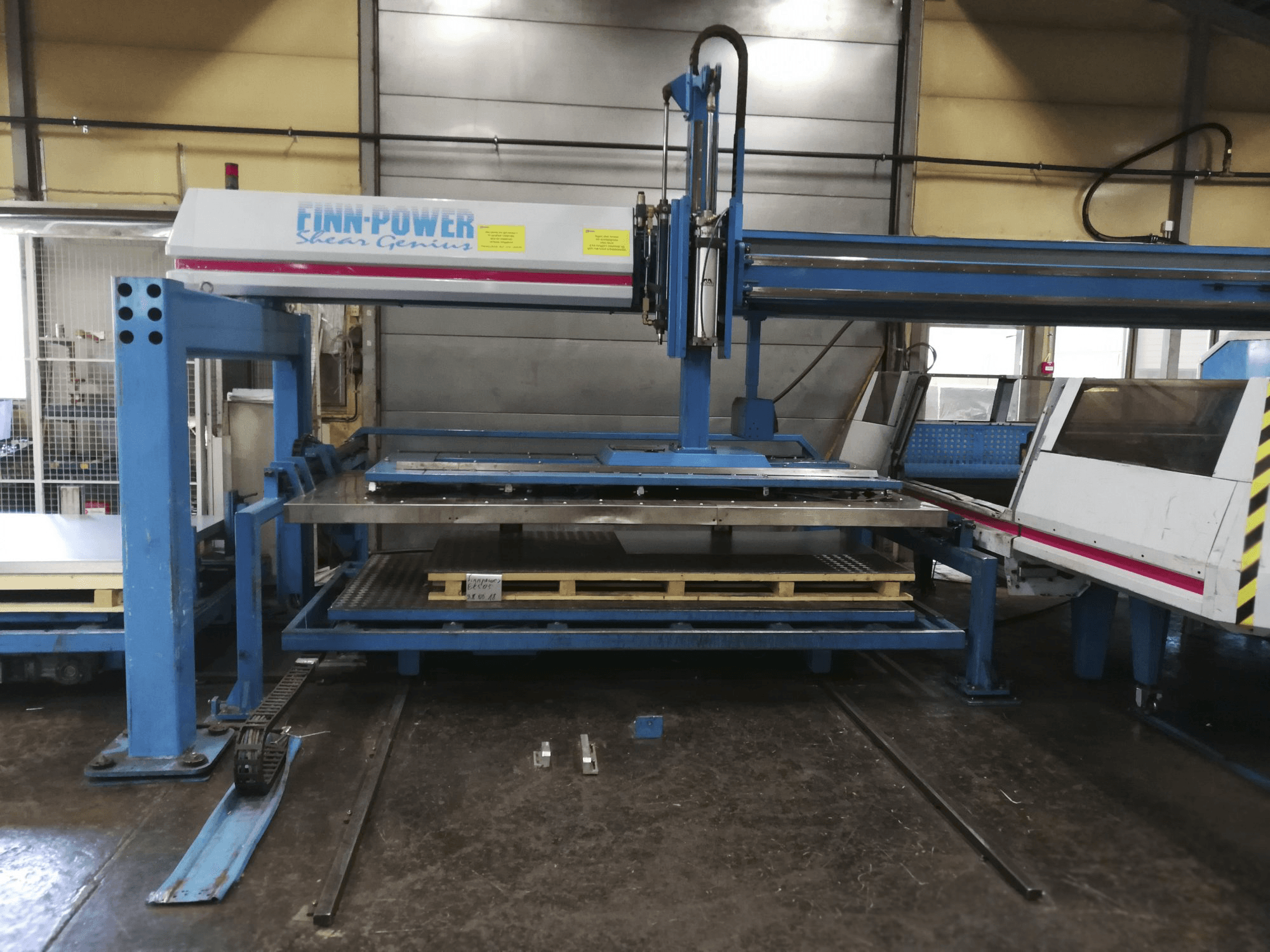 Prikaz 1 stroja Finn-Power TRS 6 SBU sprijeda