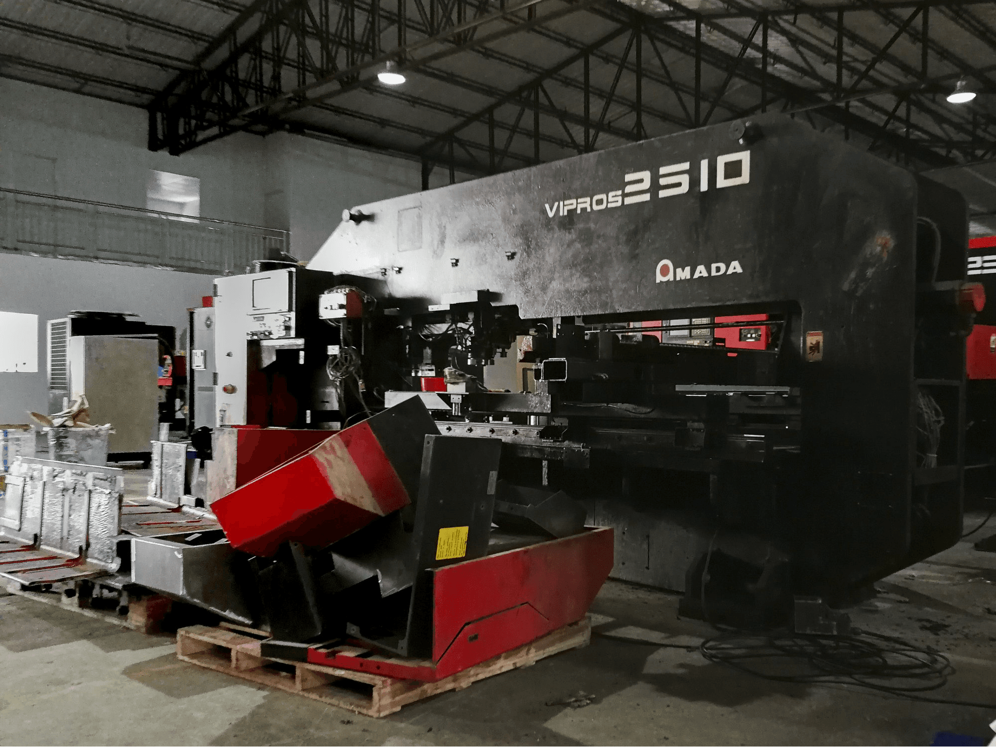 Prikaz stroja AMADA Vipros 2510 zdesna