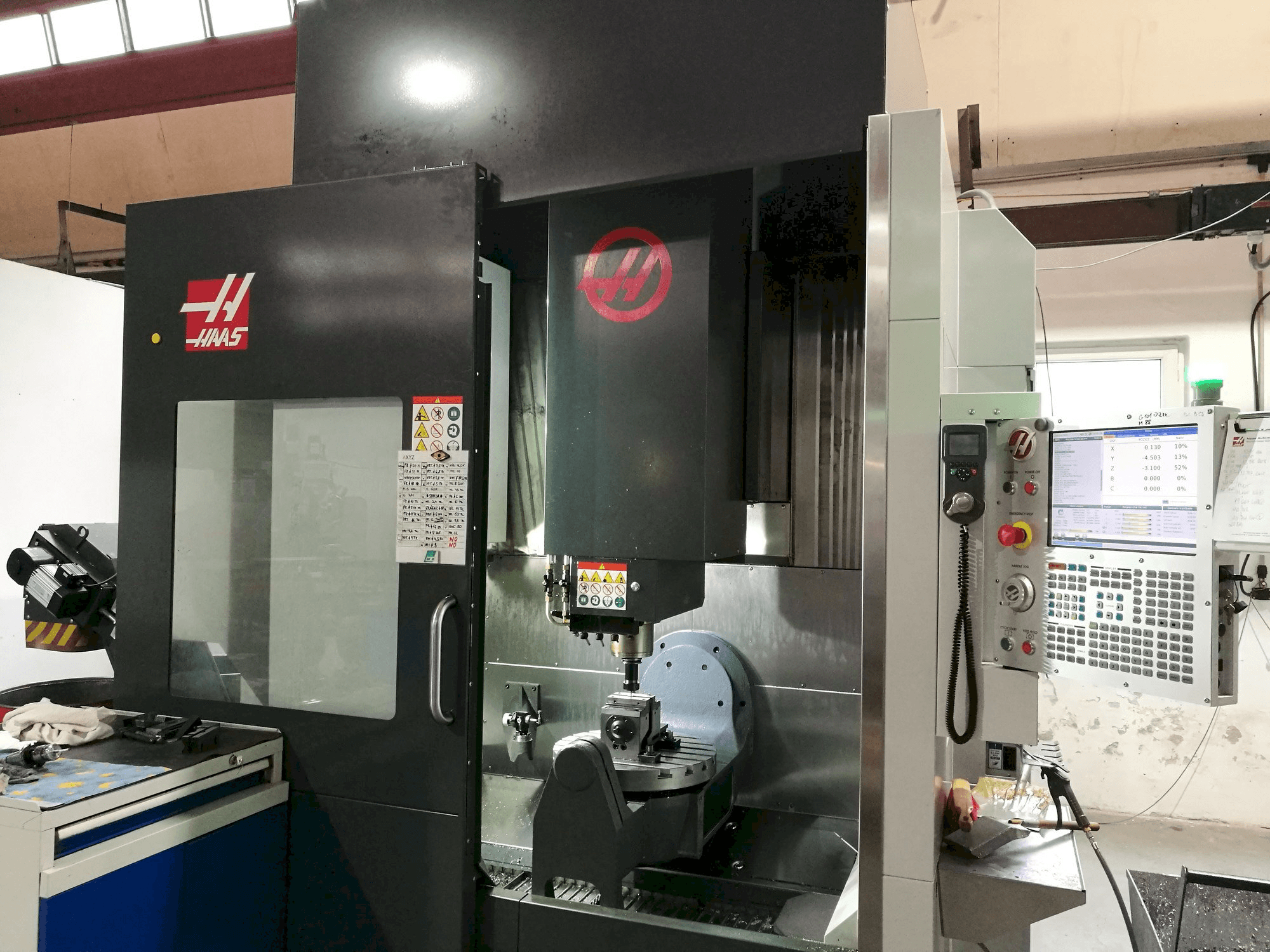 Prikaz lijeve strane stroja HAAS UMC - 750