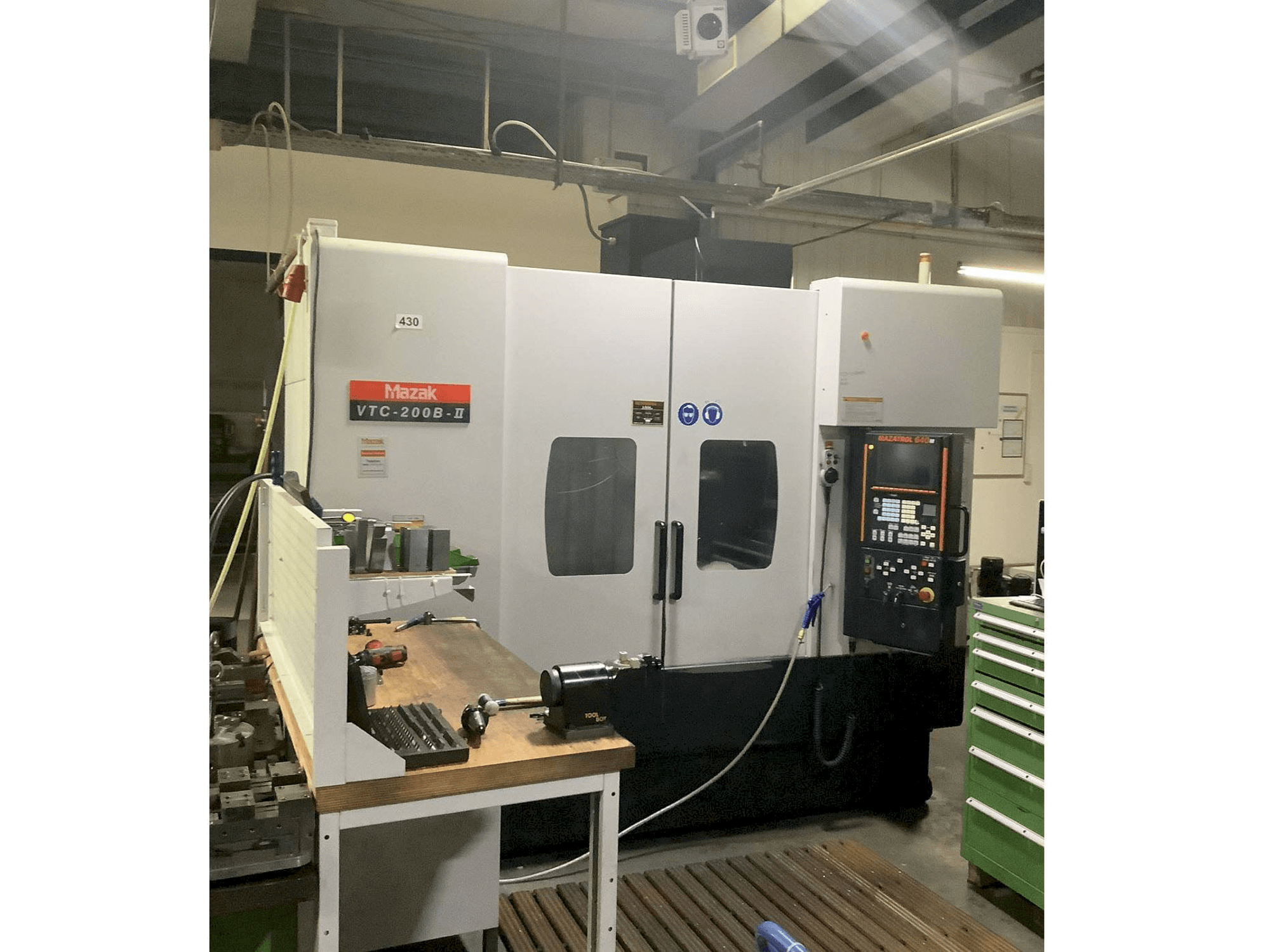 Prikaz stroja Mazak VTC-200B-II sprijeda