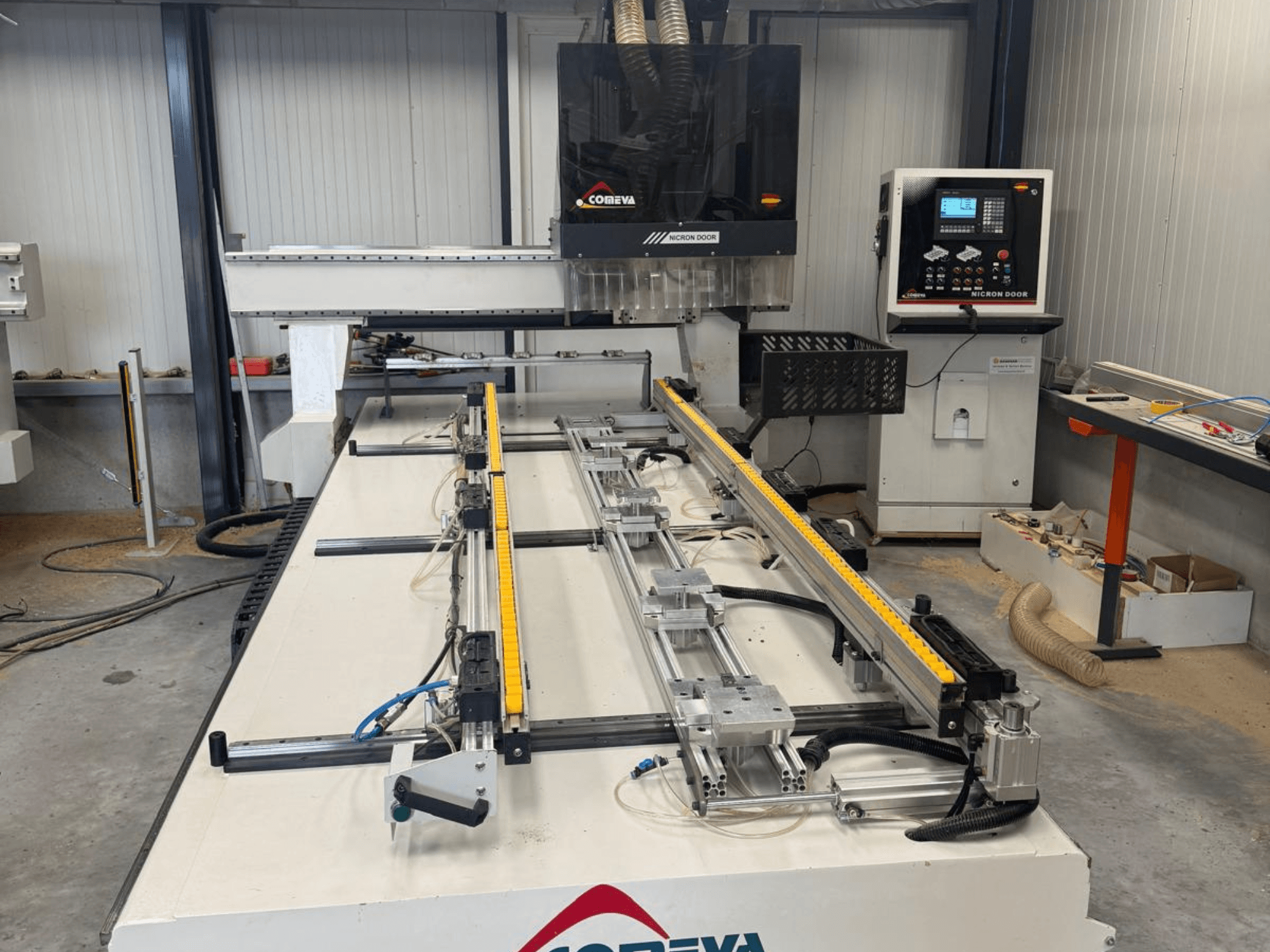 CNC centar za obradu drva COMEVA MEX V 2100x3260 prednji pogled, s radnom stanicom, upravljačkom pločom i vodećim tračnicama.