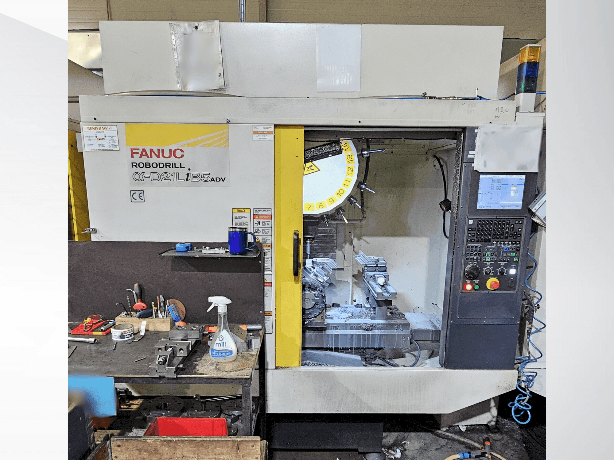 Prikaz stroja FANUC Robodrill α-D21LiB5ADV sprijeda