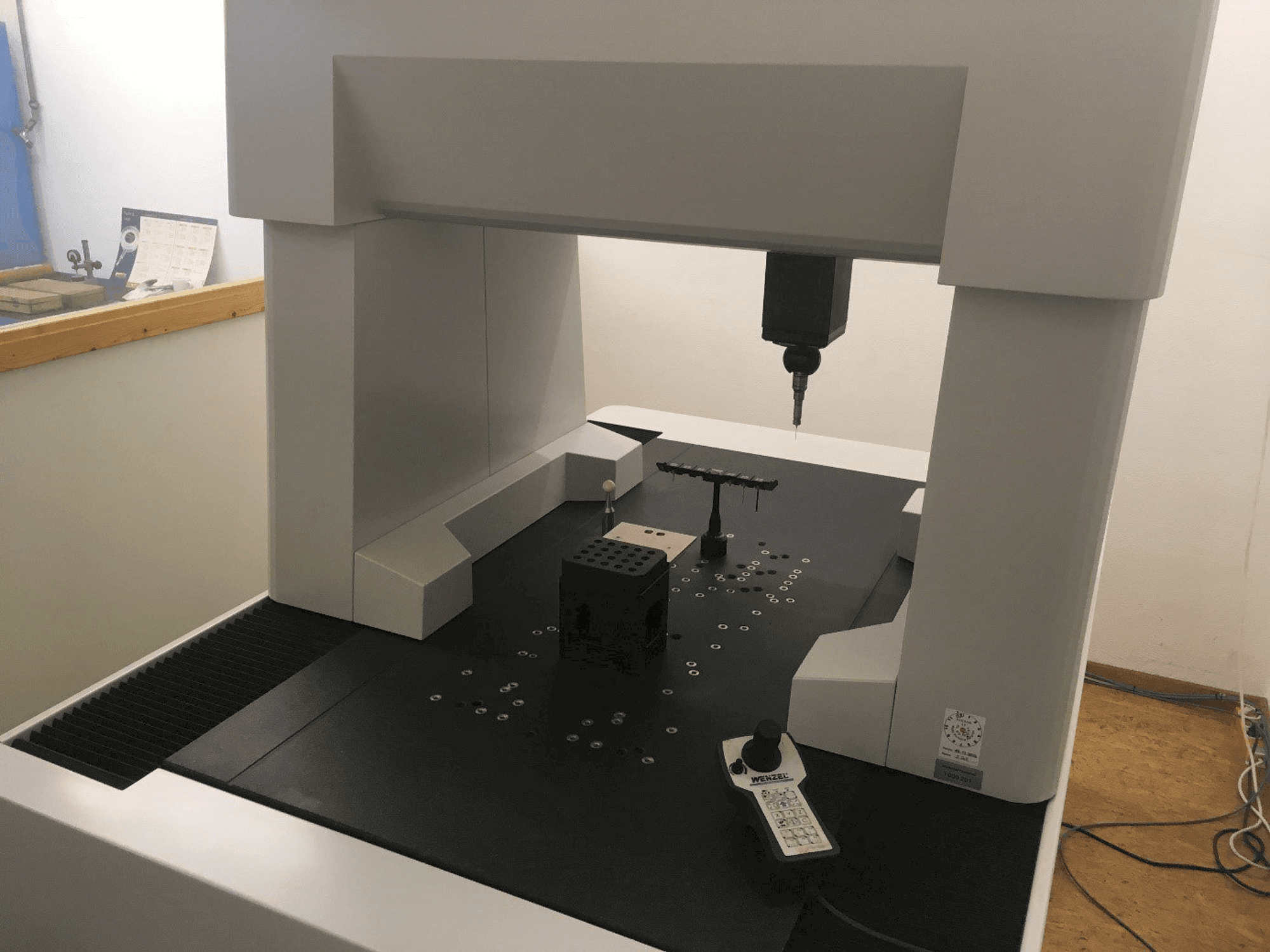 Prikaz stroja EROWA PreSet Qi sprijeda