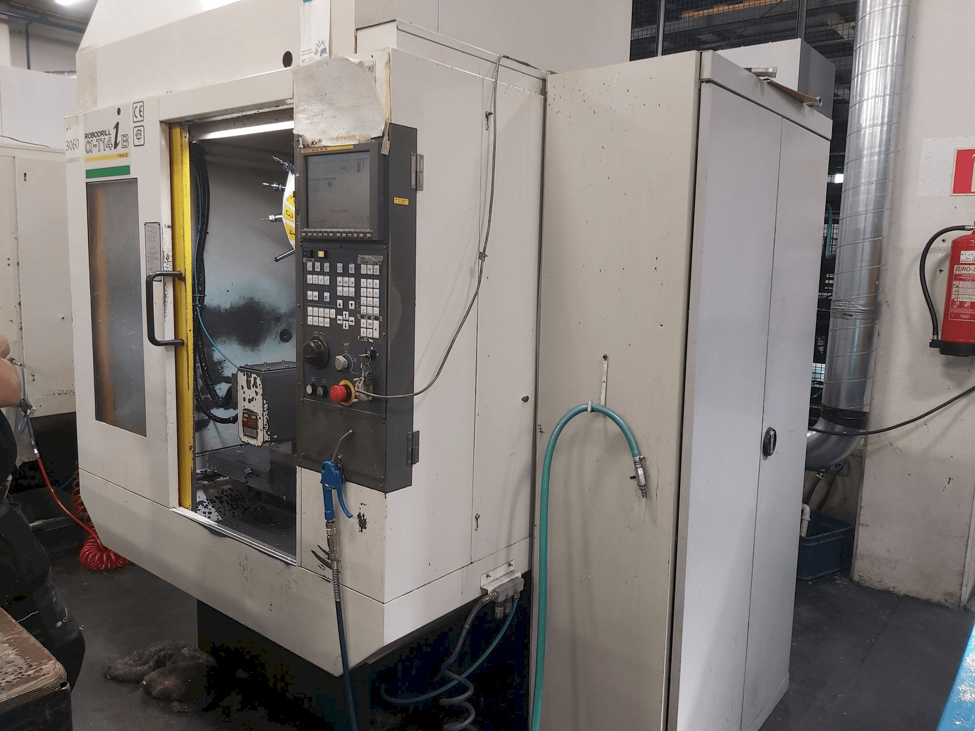 Prikaz stroja FANUC Robodrill Alpha T14iB sprijeda
