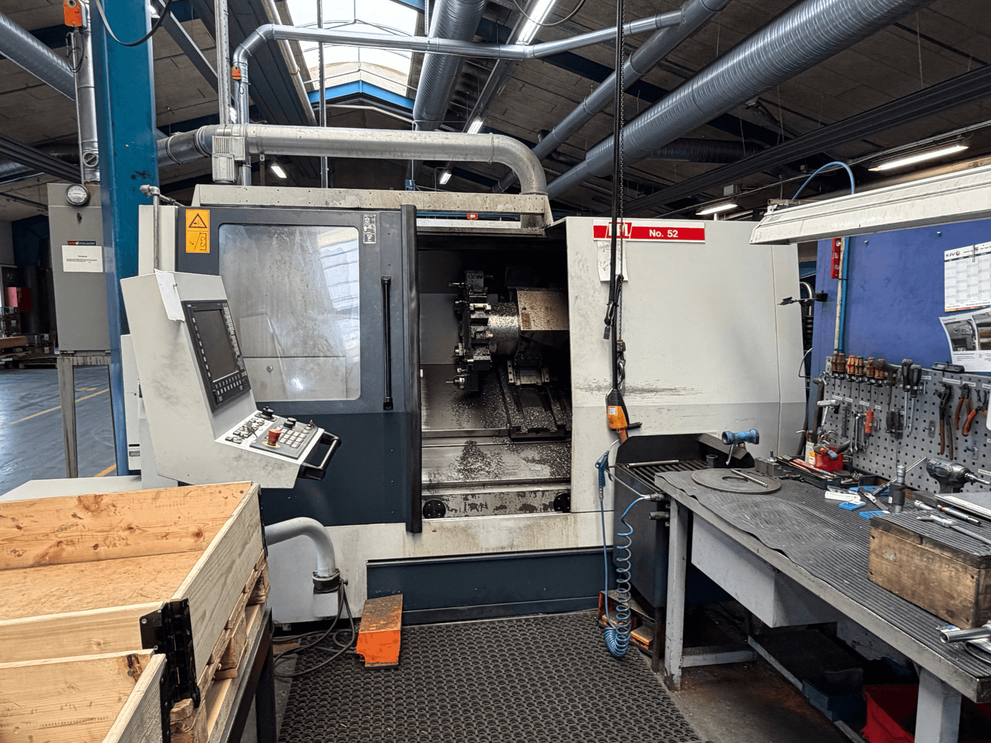 SPINNER TC800 110 SMCY horizontalni tokarski stroj, gledan sprijeda, s upravljačkom pločom i obližnjim radnim prostorom.