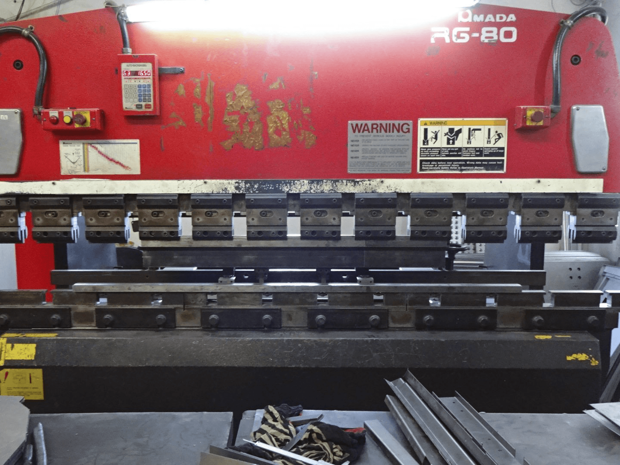Prikaz stroja AMADA RG-80 sprijeda