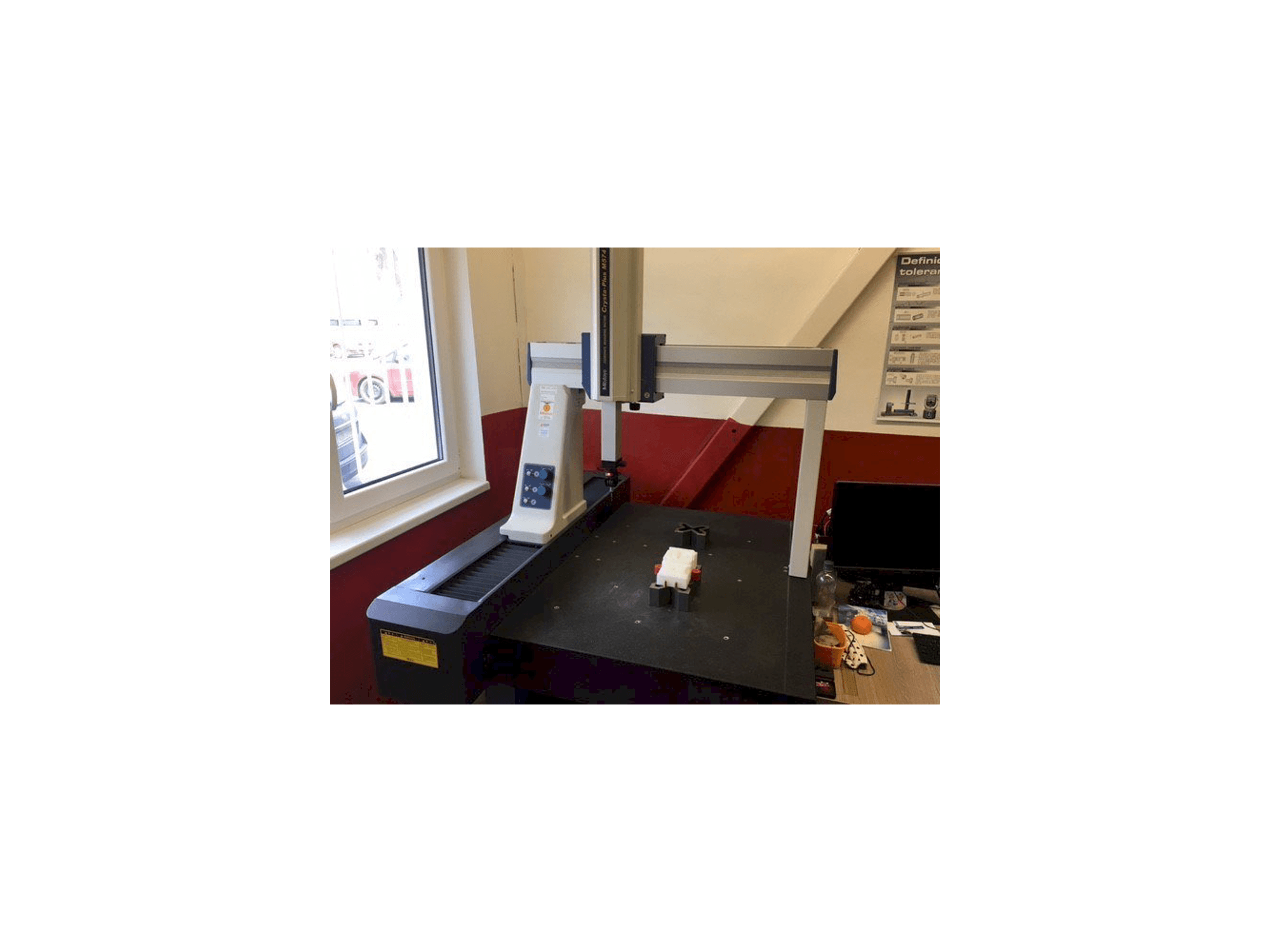 Prikaz stroja Mitutoyo Crysta-Plus M 574 sprijeda