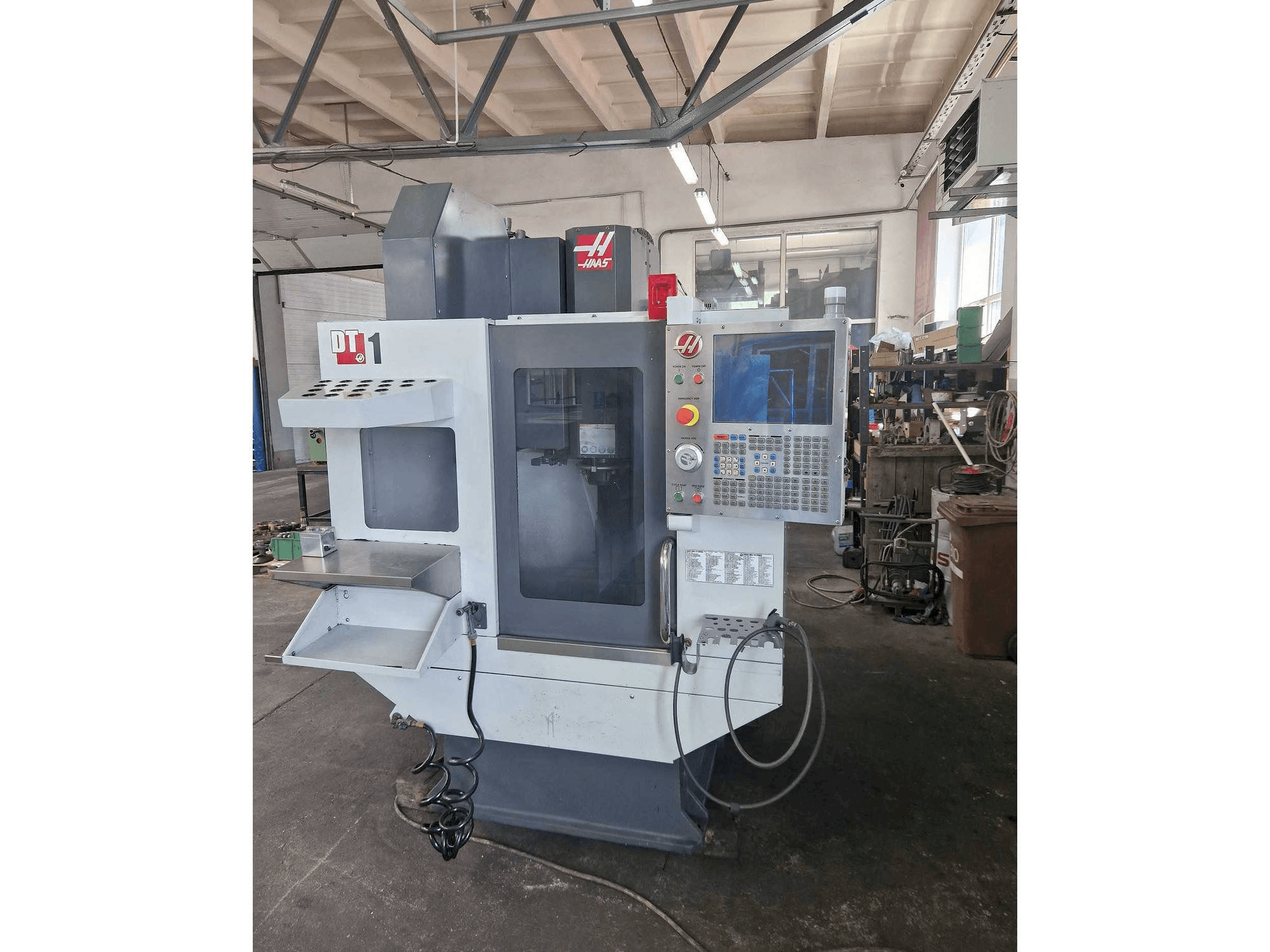 Prikaz stroja HAAS DT-1 sprijeda