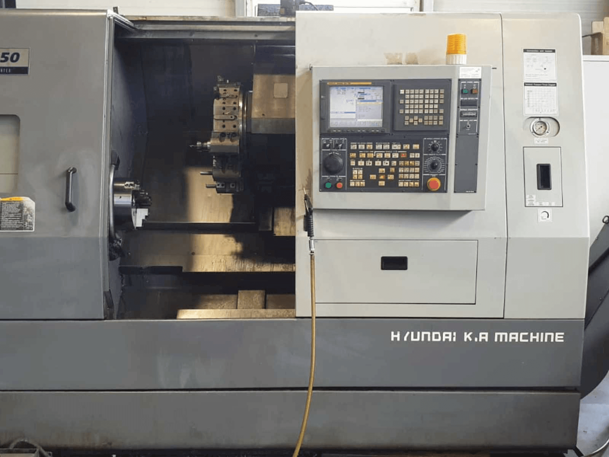 Prikaz stroja Hyundai Kia SKT250 sprijeda