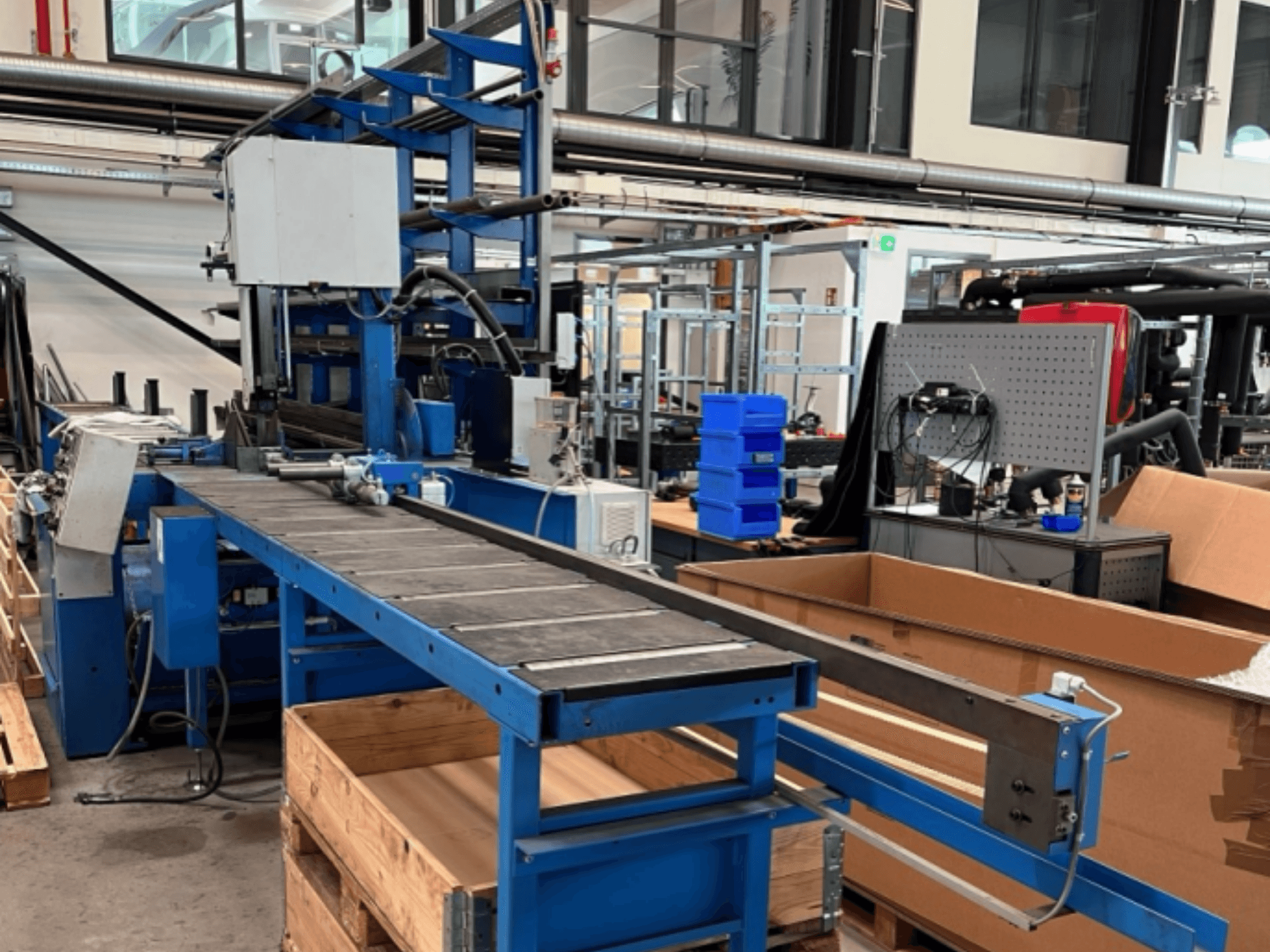 Tračna pila za metal JAESPA Classic 423 DGH, prikazana s prednje strane, s transportnom trakom i okolnom industrijskom opremom.