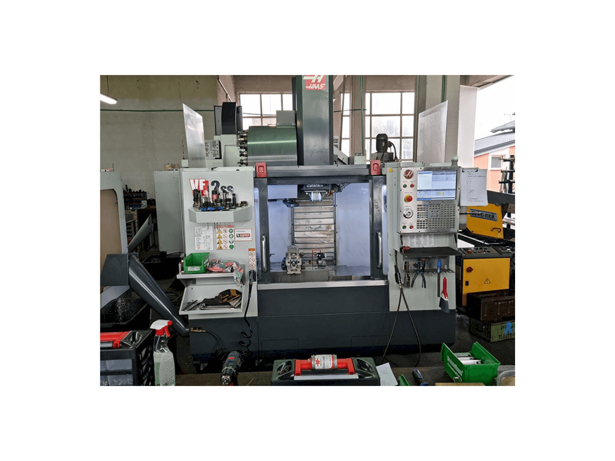 Prikaz stroja HAAS VF-2SS sprijeda