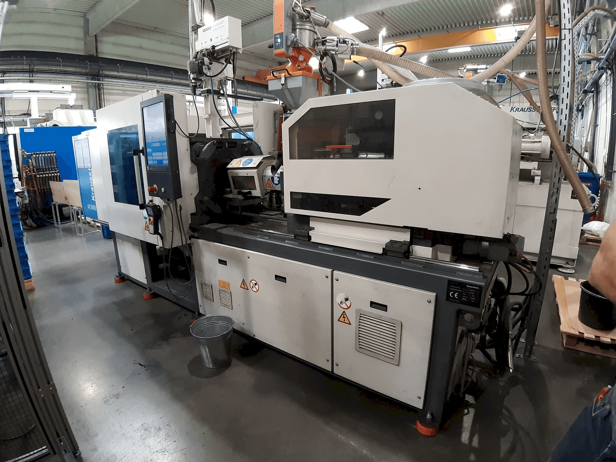 Prikaz stroja Krauss Maffei 50 - 100 AX sprijeda