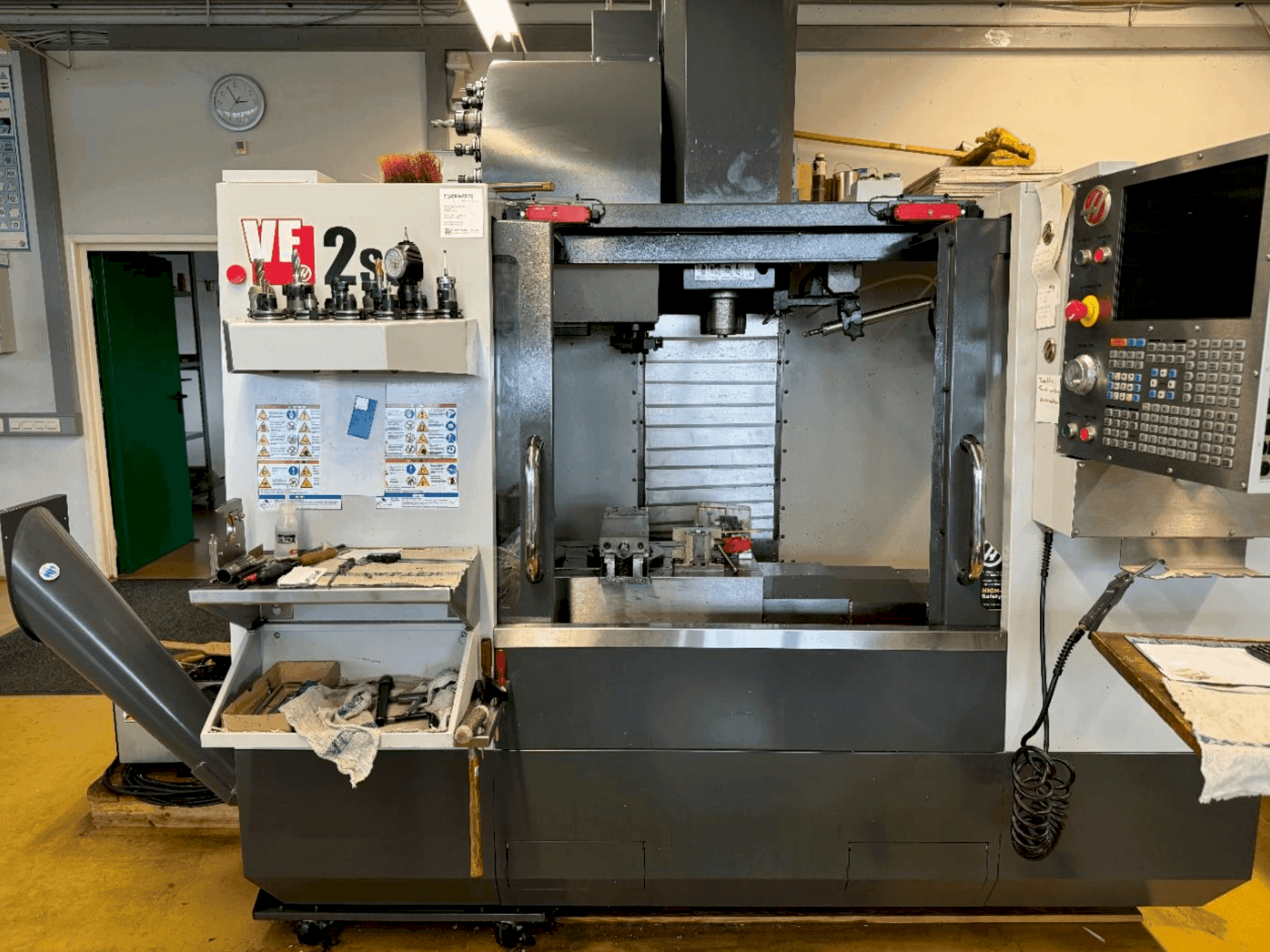 Prikaz stroja HAAS VF-2SS sprijeda