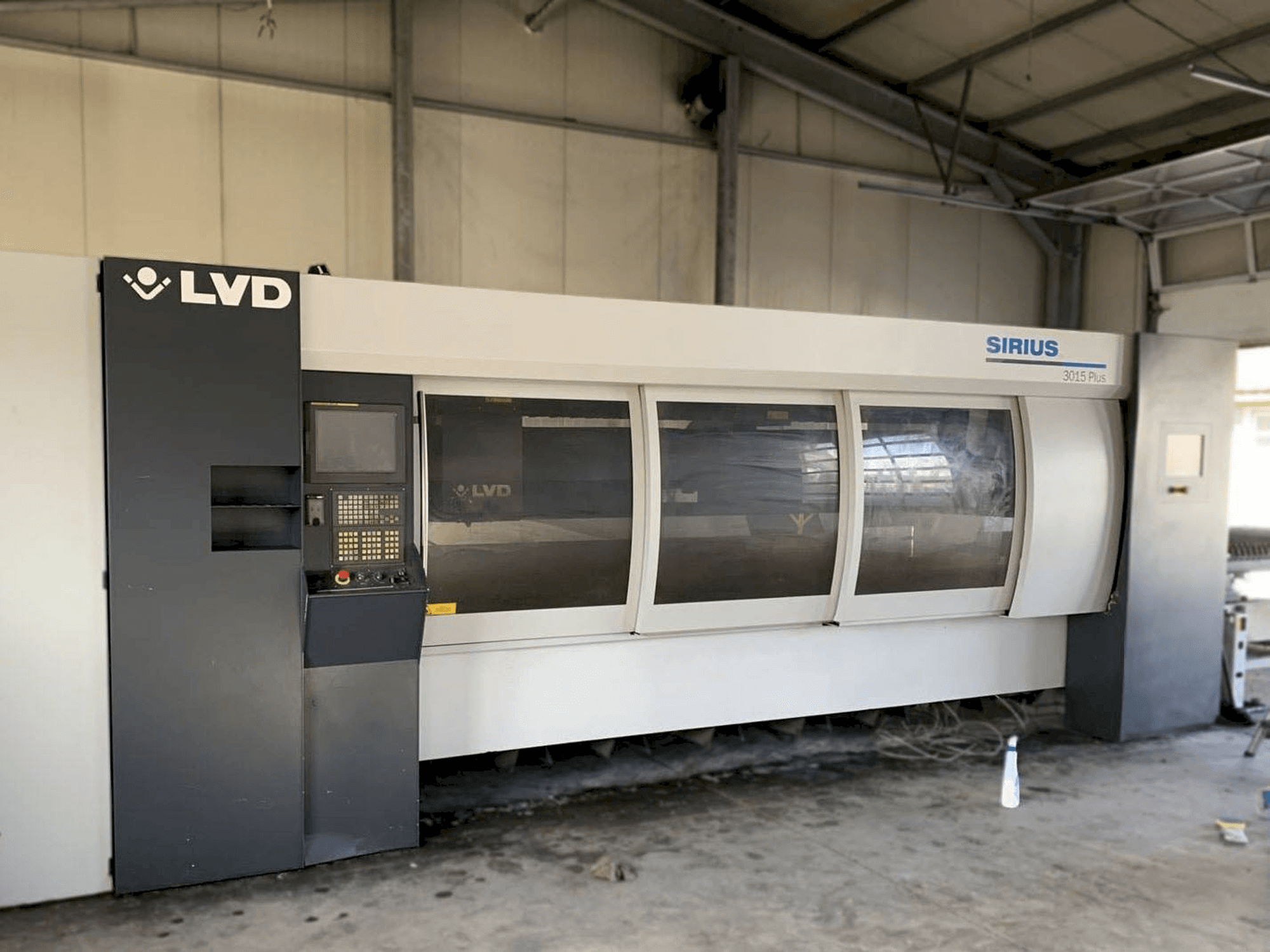 Prikaz stroja LVD Sirius Plus 3015 sprijeda