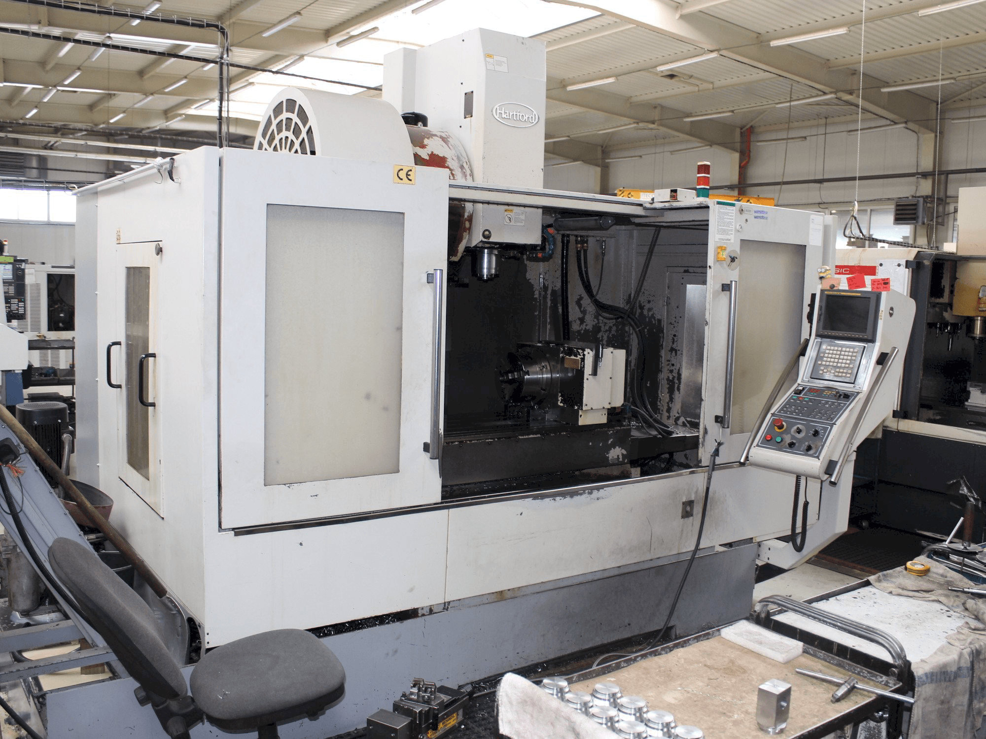 Prikaz stroja Hartford VMC 1270A sprijeda
