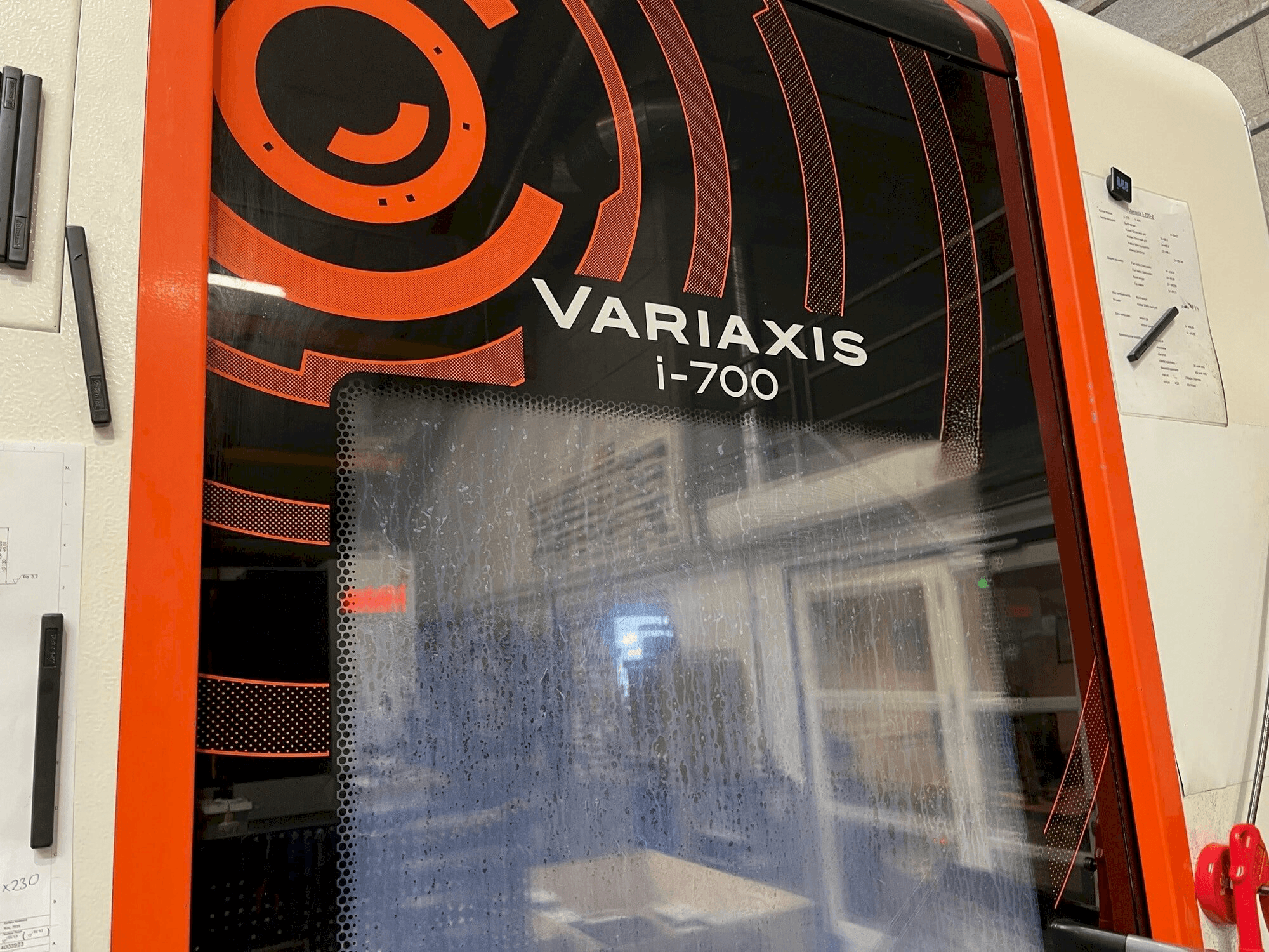 Prikaz stroja Mazak Variaxis i-700 sprijeda