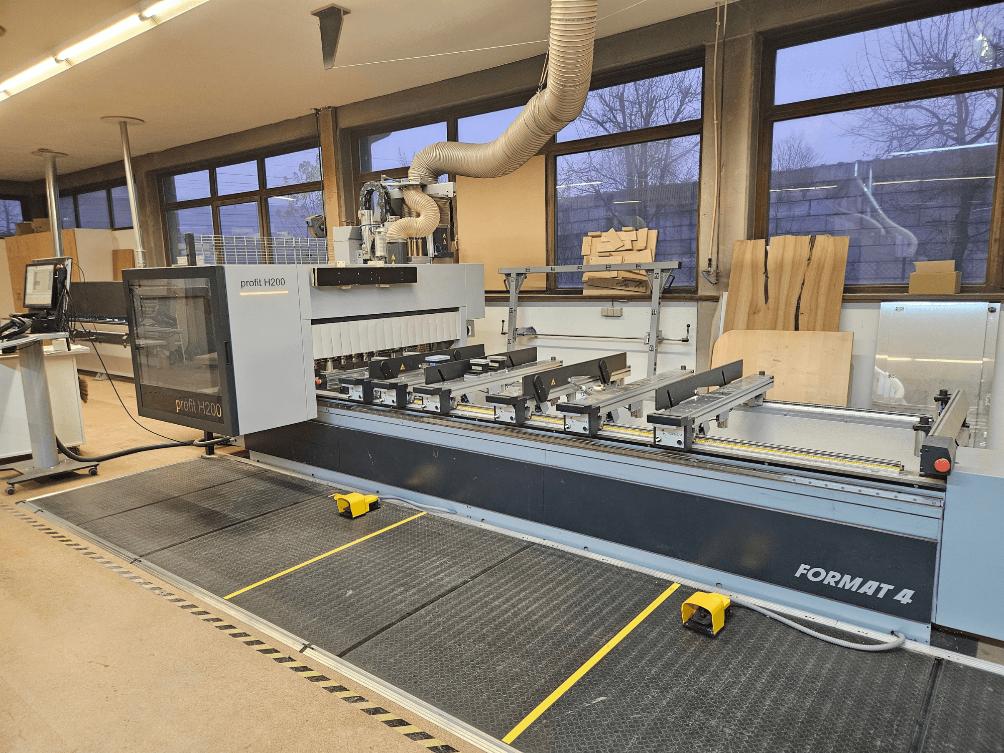 CNC stroj Format 4 profit H200, prednji pogled, s vidljivim postoljem za rezanje, upravljačkom pločom i sustavom za usisavanje prašine.