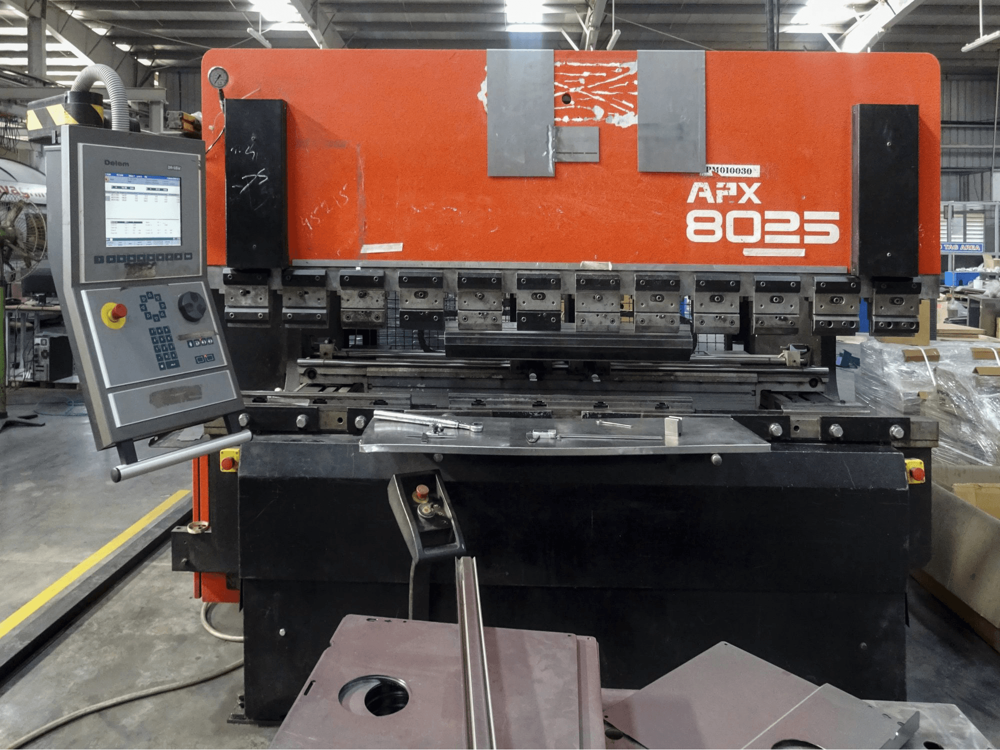Prikaz stroja AMADA APX 8025 sprijeda