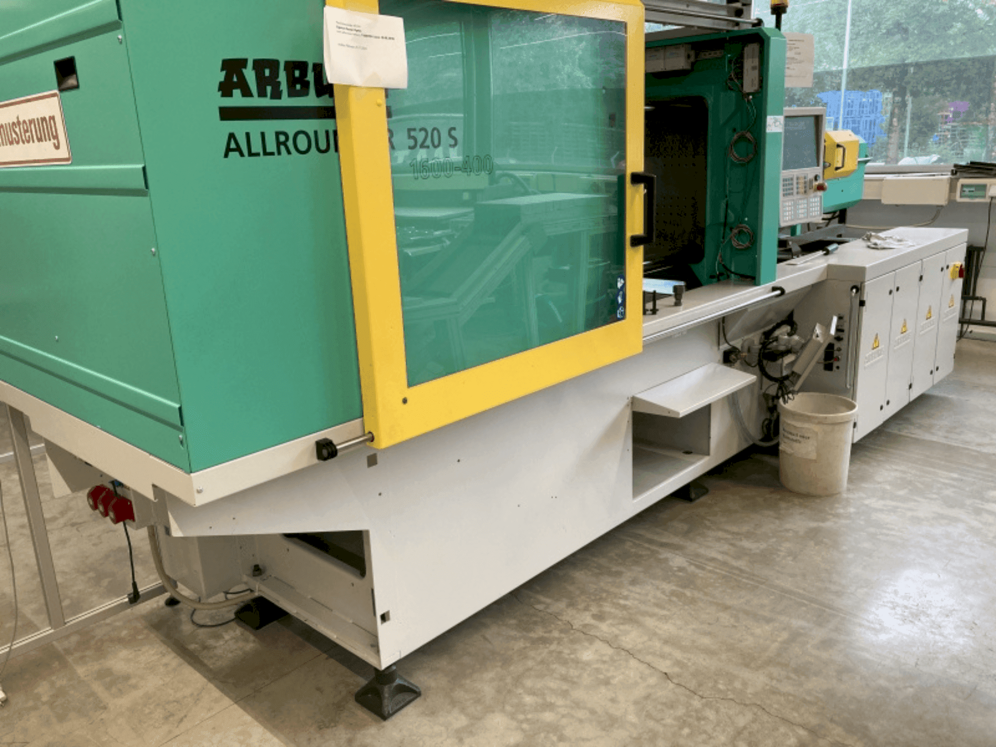Prikaz stroja Arburg Allrounder 520S-1600-400 sprijeda