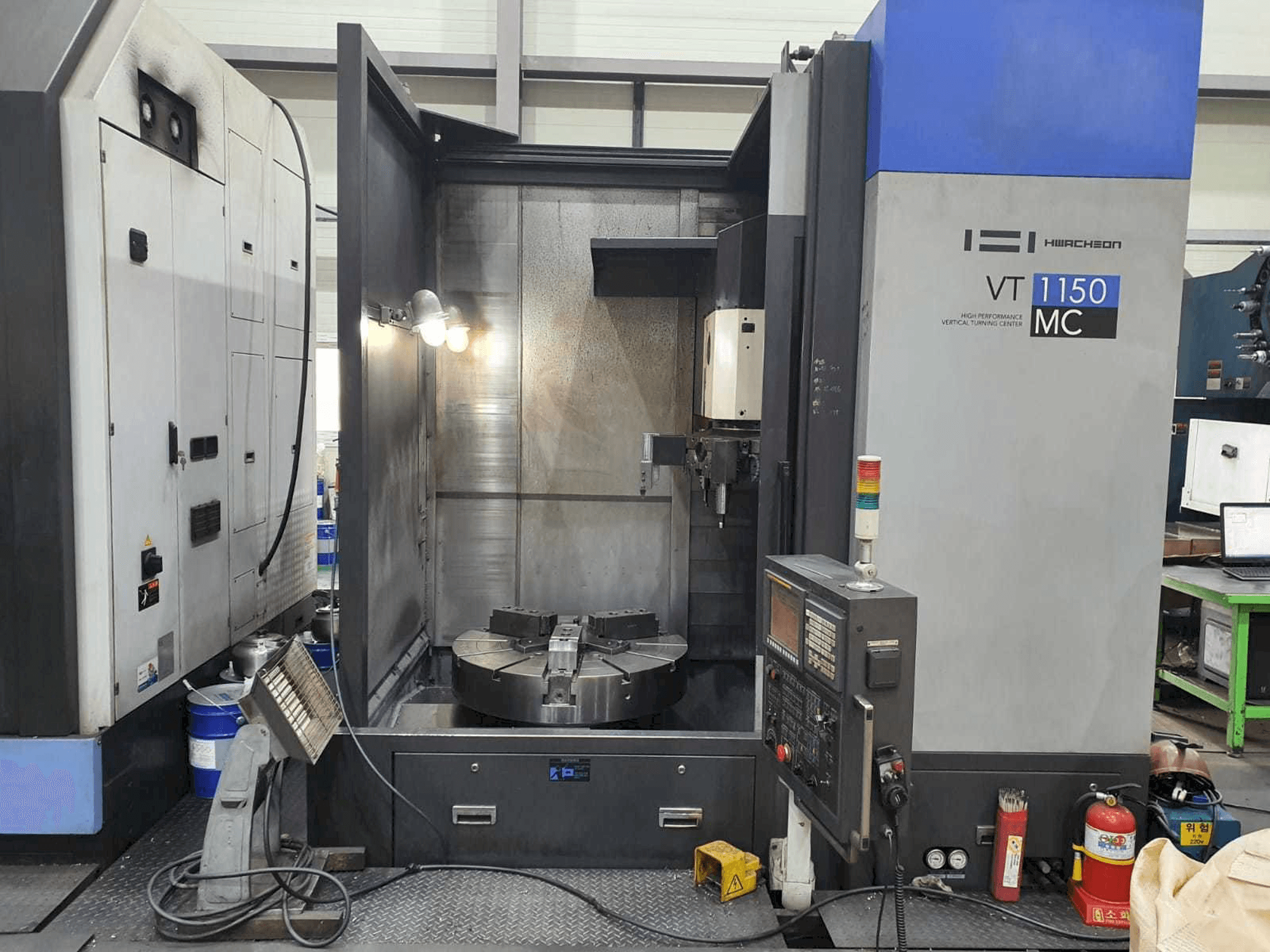 Prikaz stroja HWACHEON VT 1150 MC sprijeda