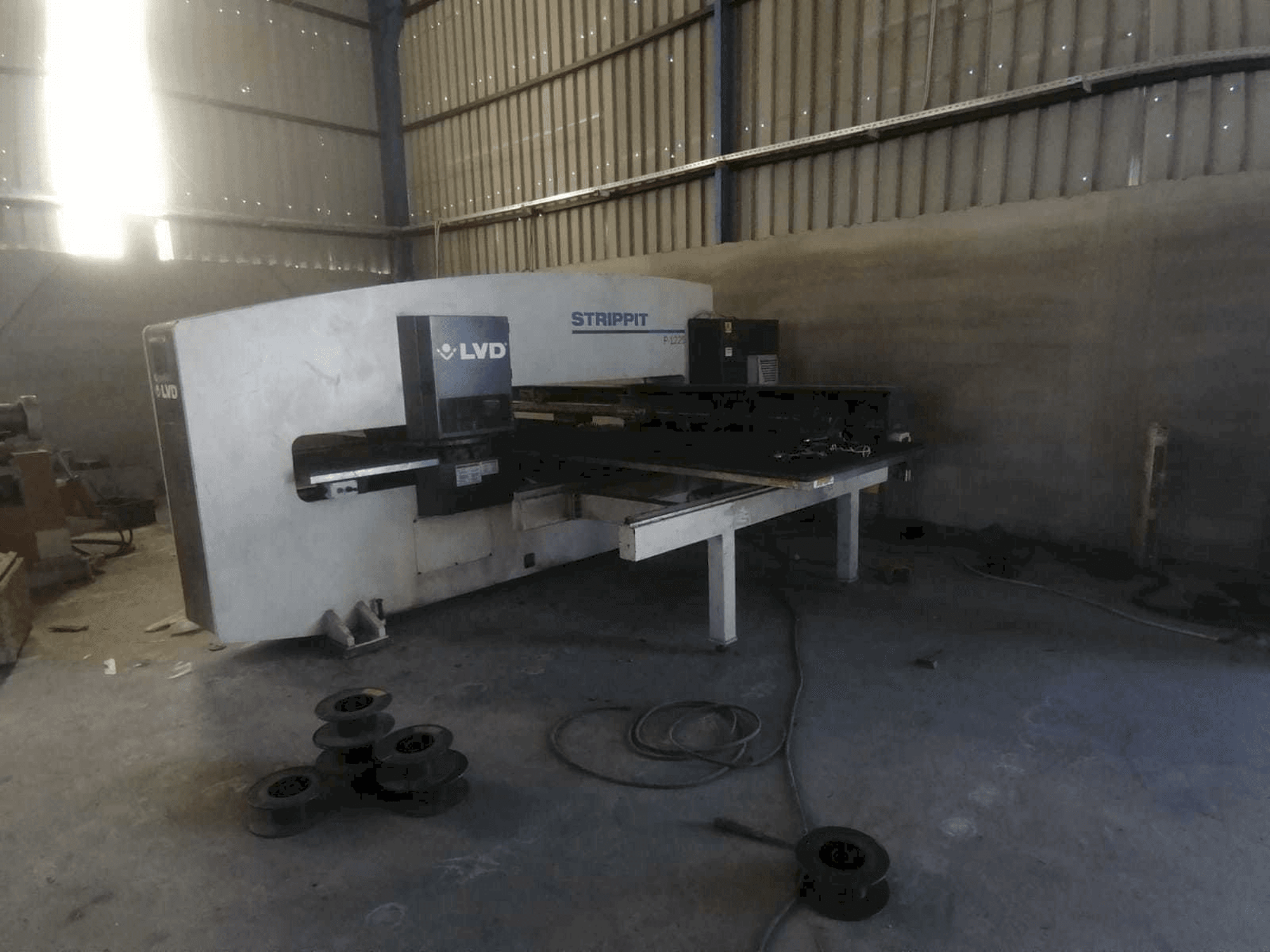 Prikaz stroja LVD P-1225 sprijeda