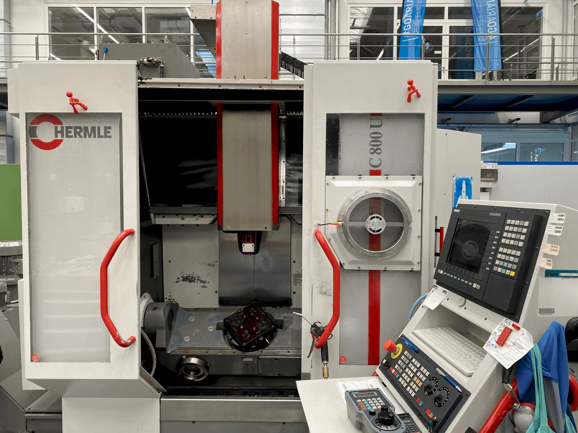 Prikaz stroja HERMLE C800 U sprijeda