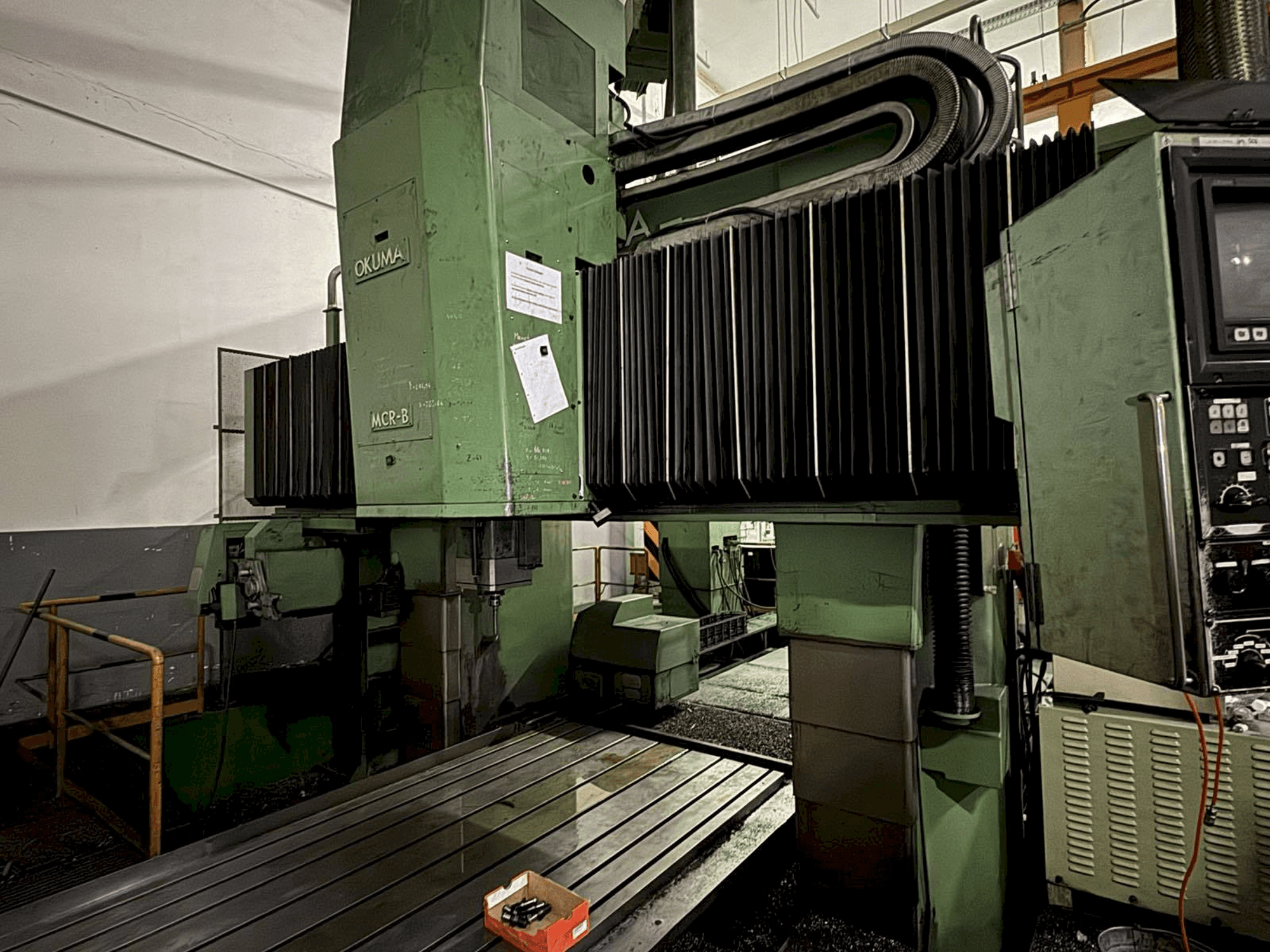 Prikaz stroja Okuma MCR-B sprijeda