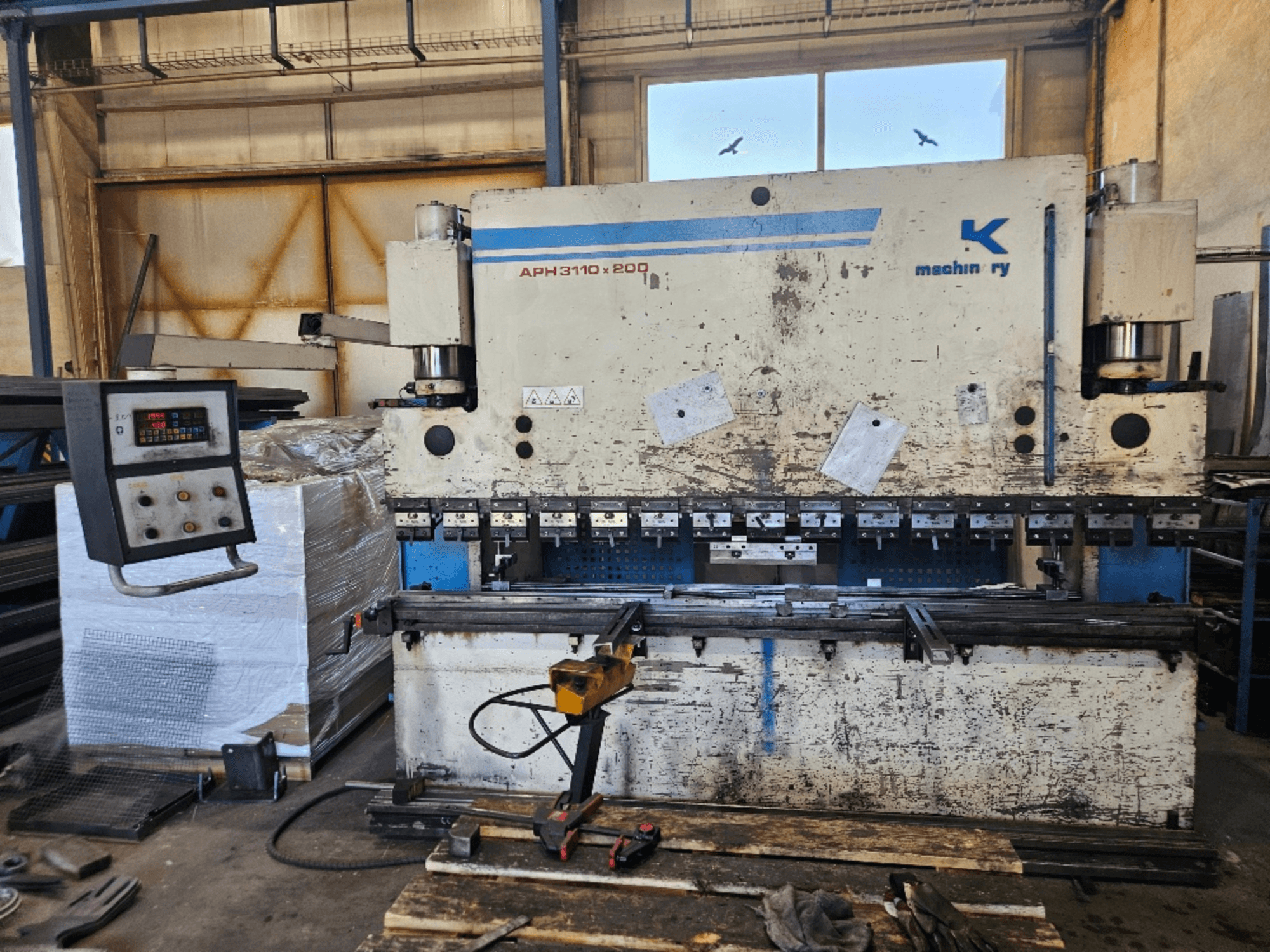 Baykal APH 3110x200 preša za savijanje u radionici, prednji pogled, s vidljivim upravljačkom pločom, metalnim limovima i alatima.