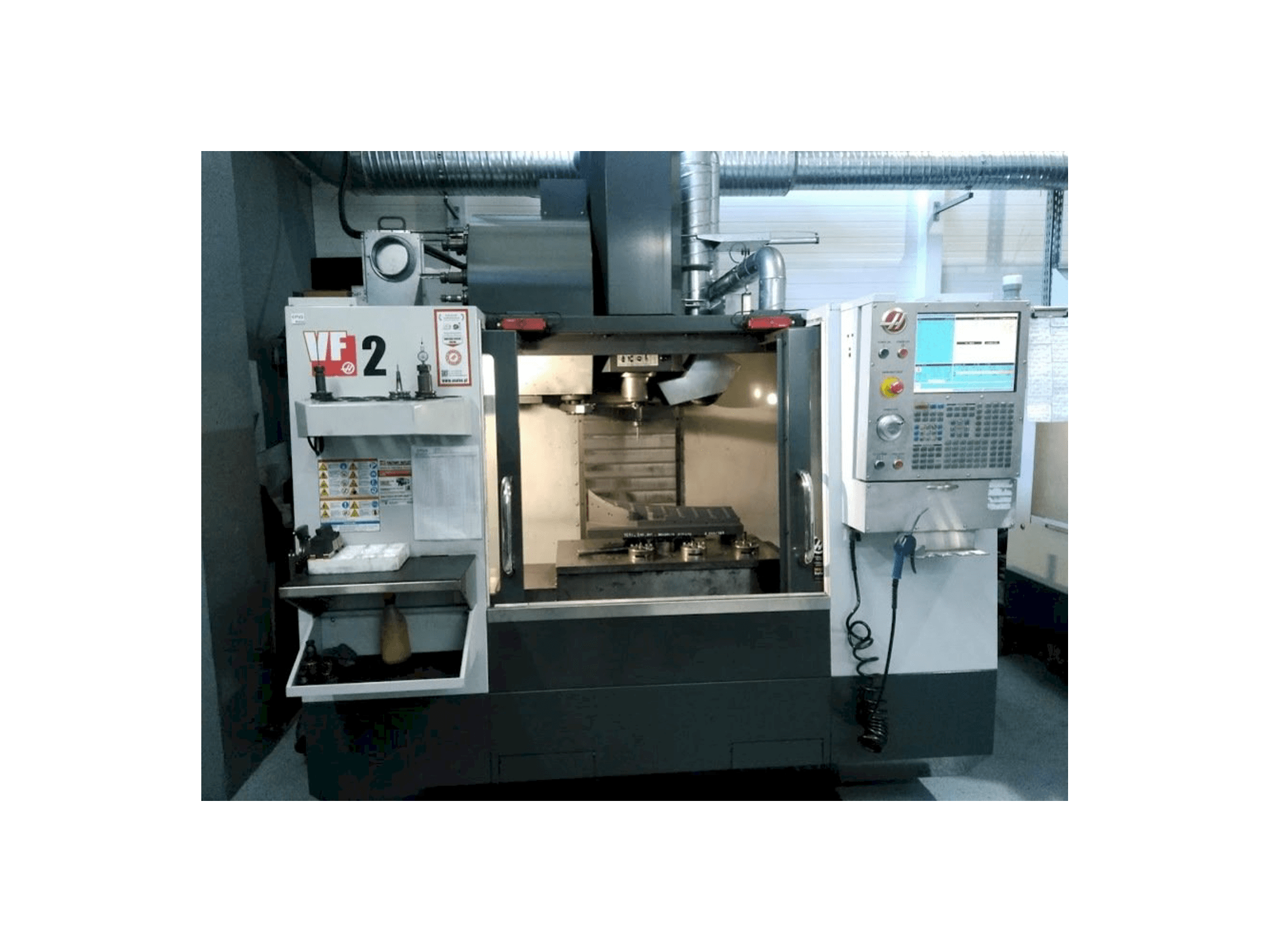 Prikaz stroja HAAS VF2 sprijeda