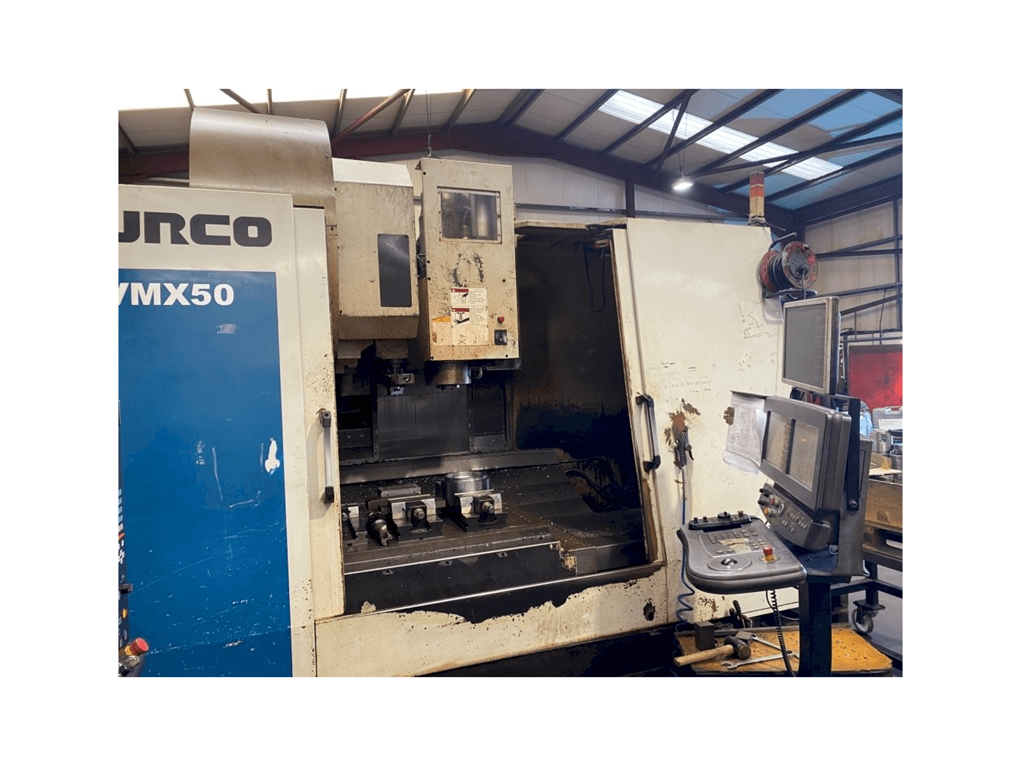 Prikaz stroja Hurco VMX 50/50T sprijeda