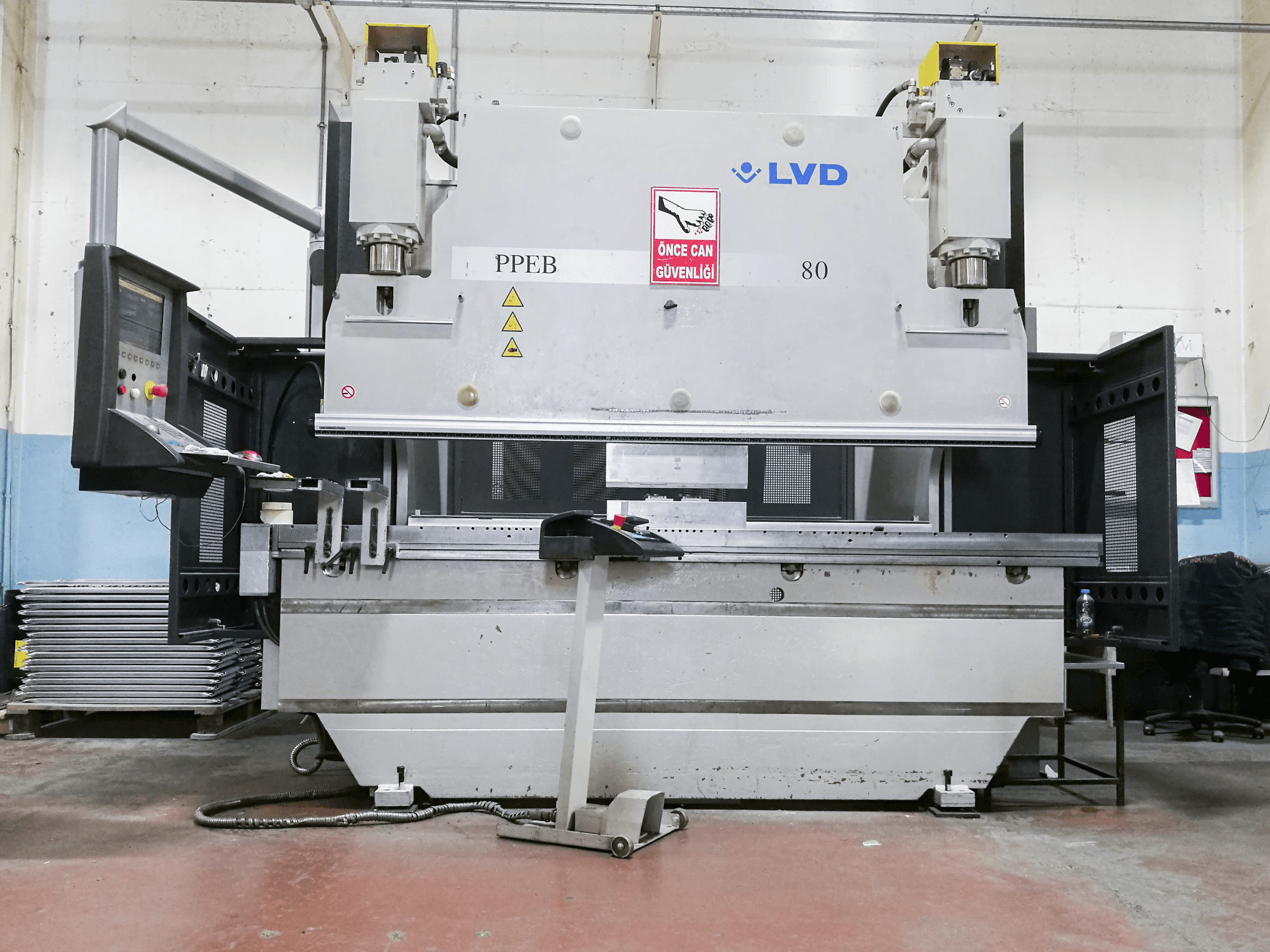 Prikaz stroja LVD PPEB 80/25 sprijeda