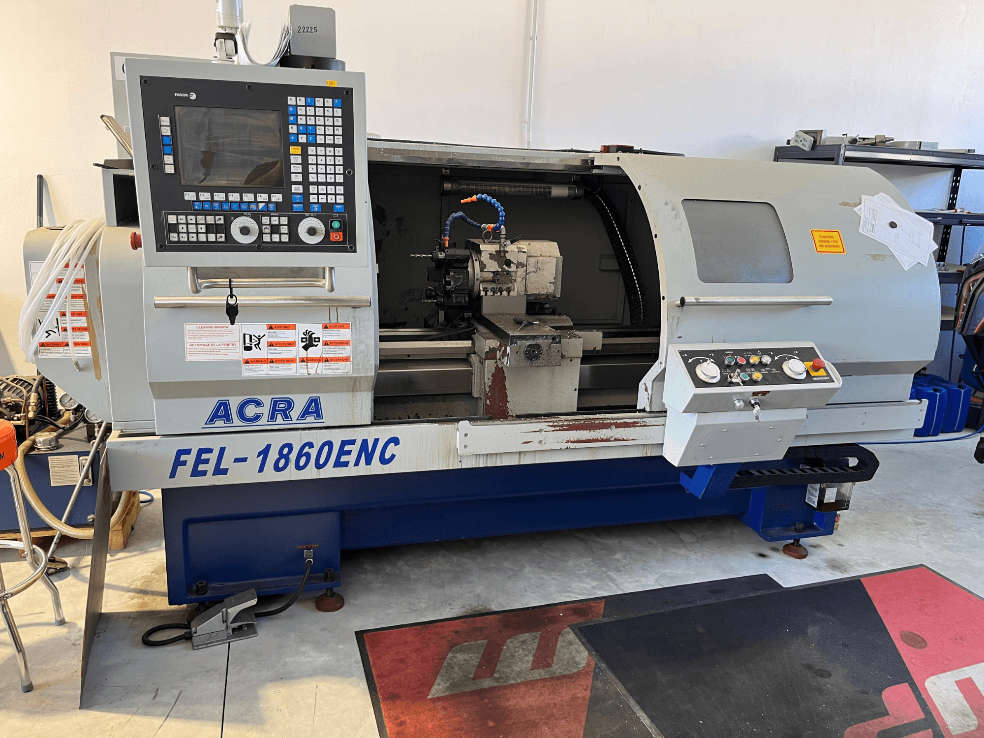ACRA FEL-1860ENC/B horizontalni tokarski stroj, prednji pogled s upravljačkom pločom i CNC komponentama.