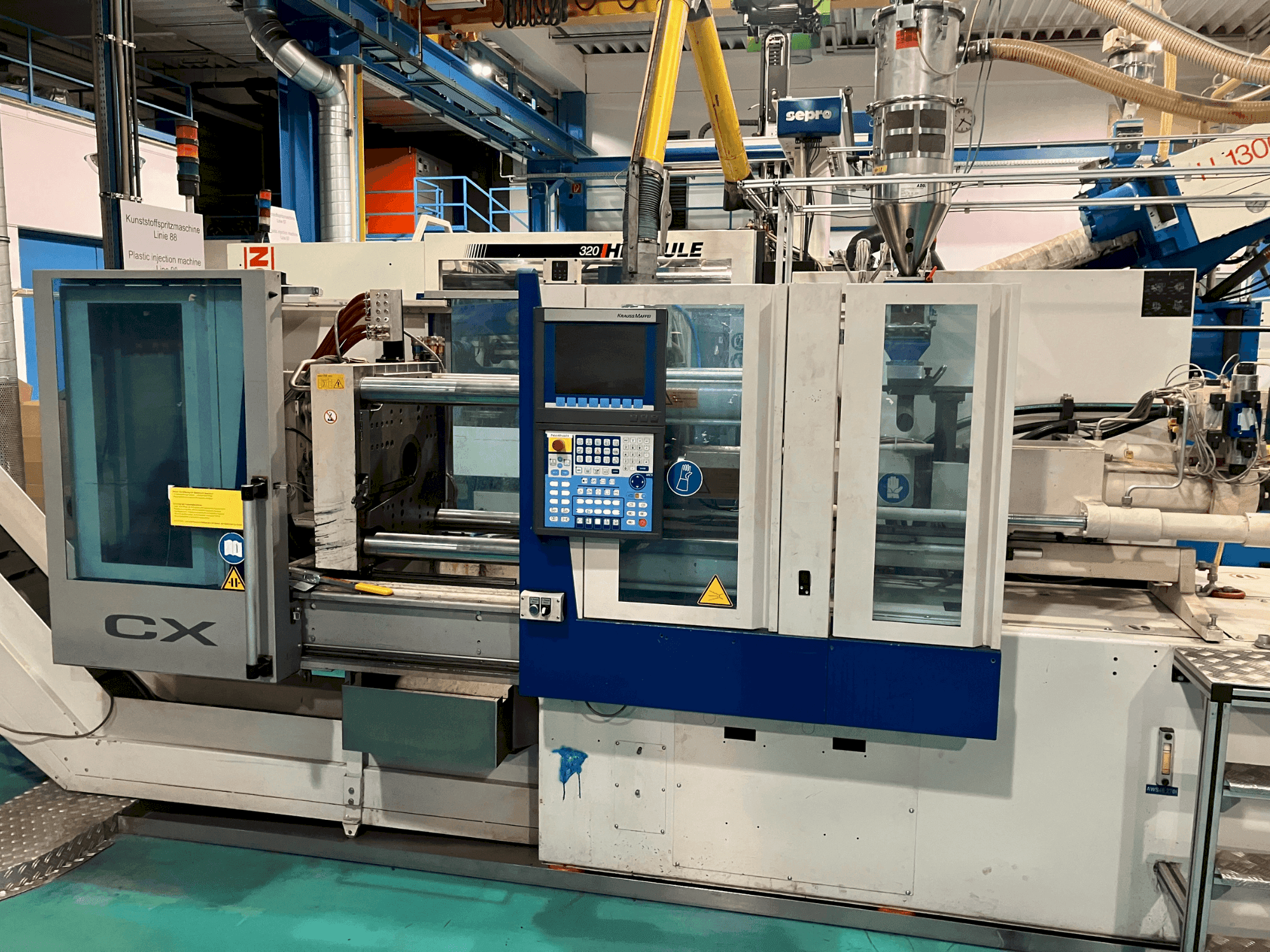 Prikaz stroja Krauss Maffei 65-180 CX sprijeda