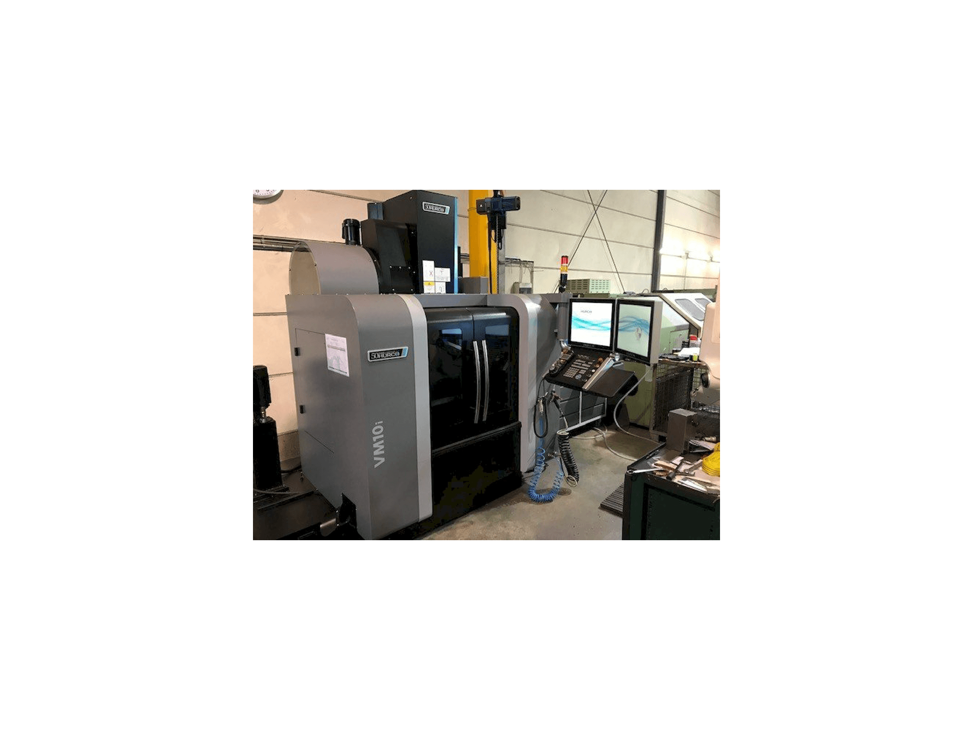 Prikaz stroja Hurco VM10i sprijeda