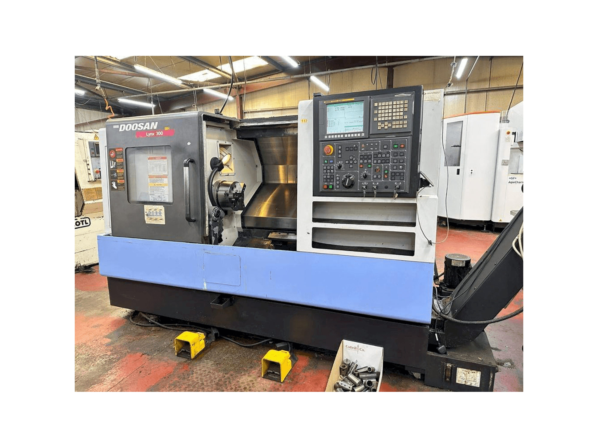 Prikaz stroja Doosan Lynx 300 sprijeda