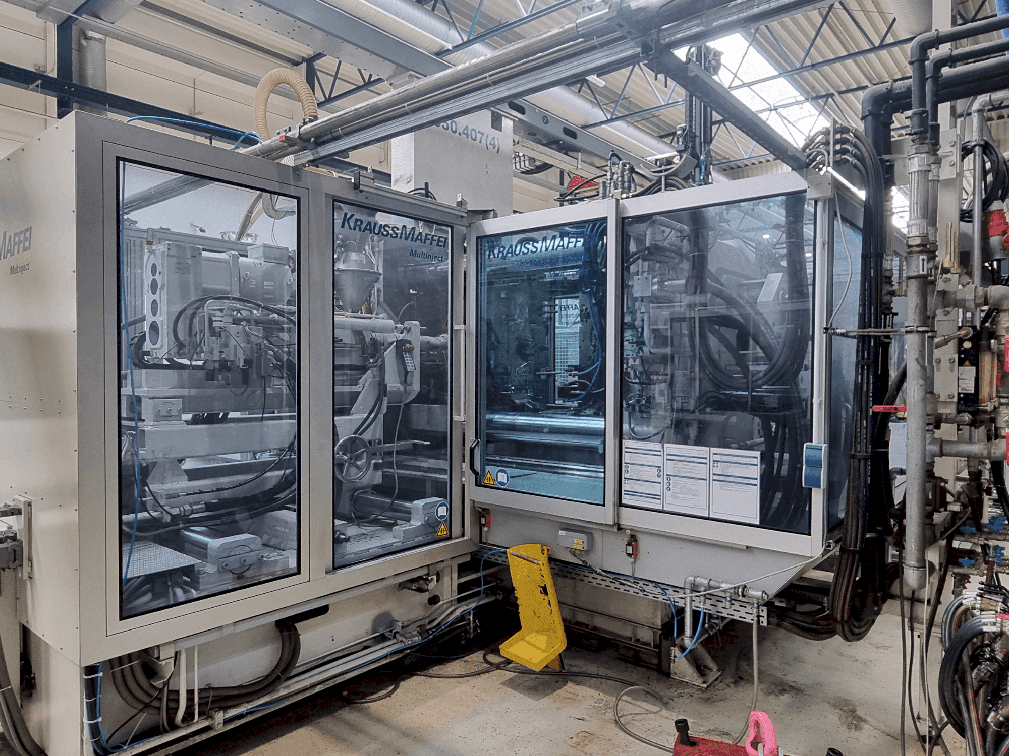 Prikaz stroja Krauss Maffei 650-2700-390 CL sprijeda