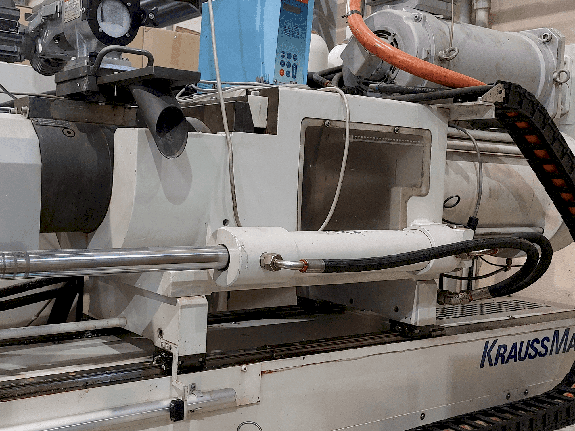 Prikaz stroja Krauss Maffei 320-1900 C3 sprijeda