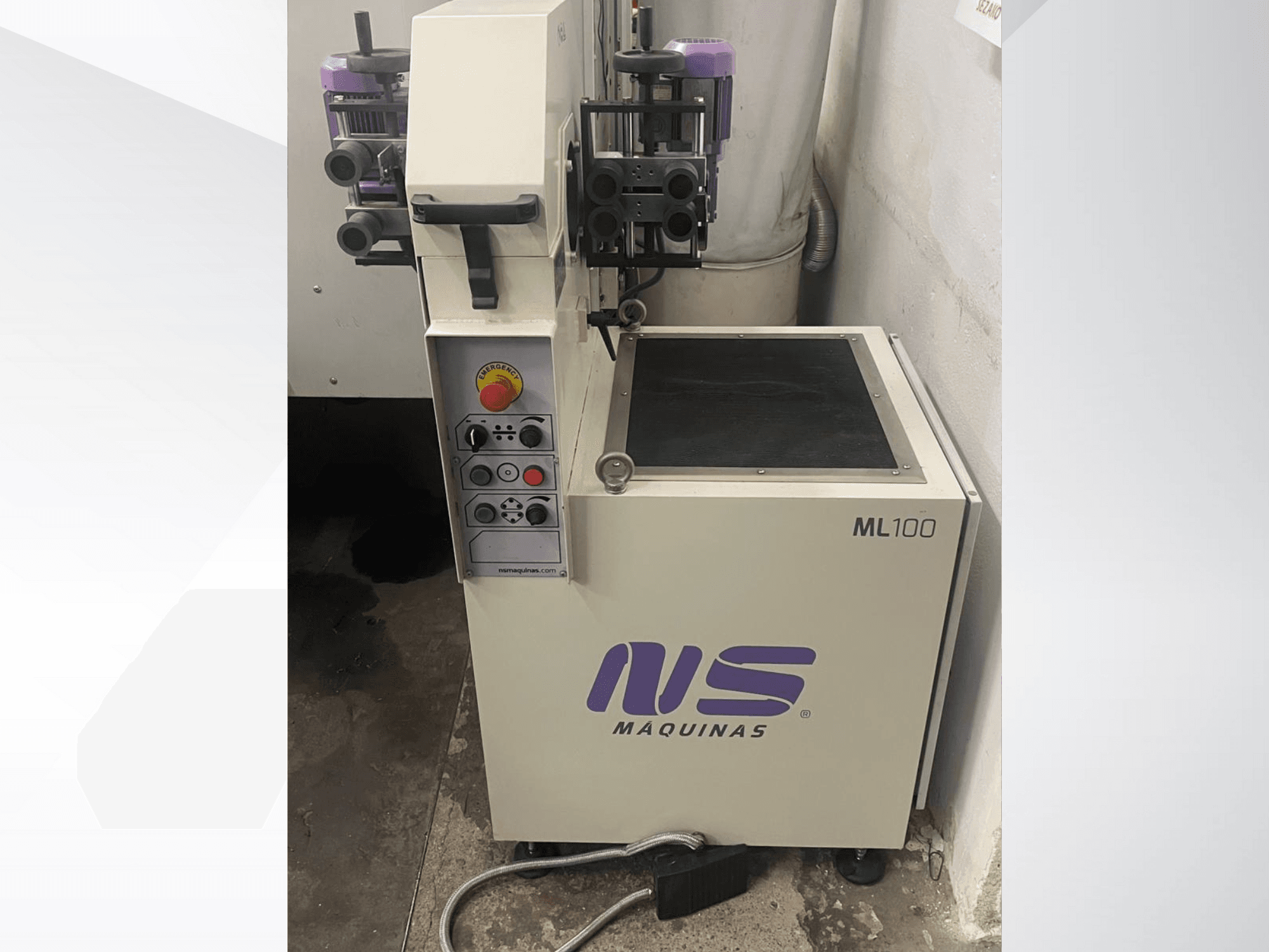 Stroj ML100 tvrtke MS Maquinas, prednji pogled, s upravljačkom pločom s gumbima i papučicom, definiranom radnom površinom.