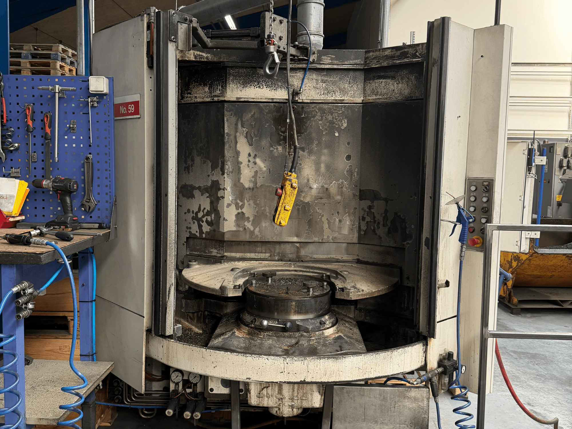 Horizontalni obradni centar HELLER MC 16, prednji pogled, otkriva prazan radni stol i upravljačku ploču, u radioničkom okruženju.