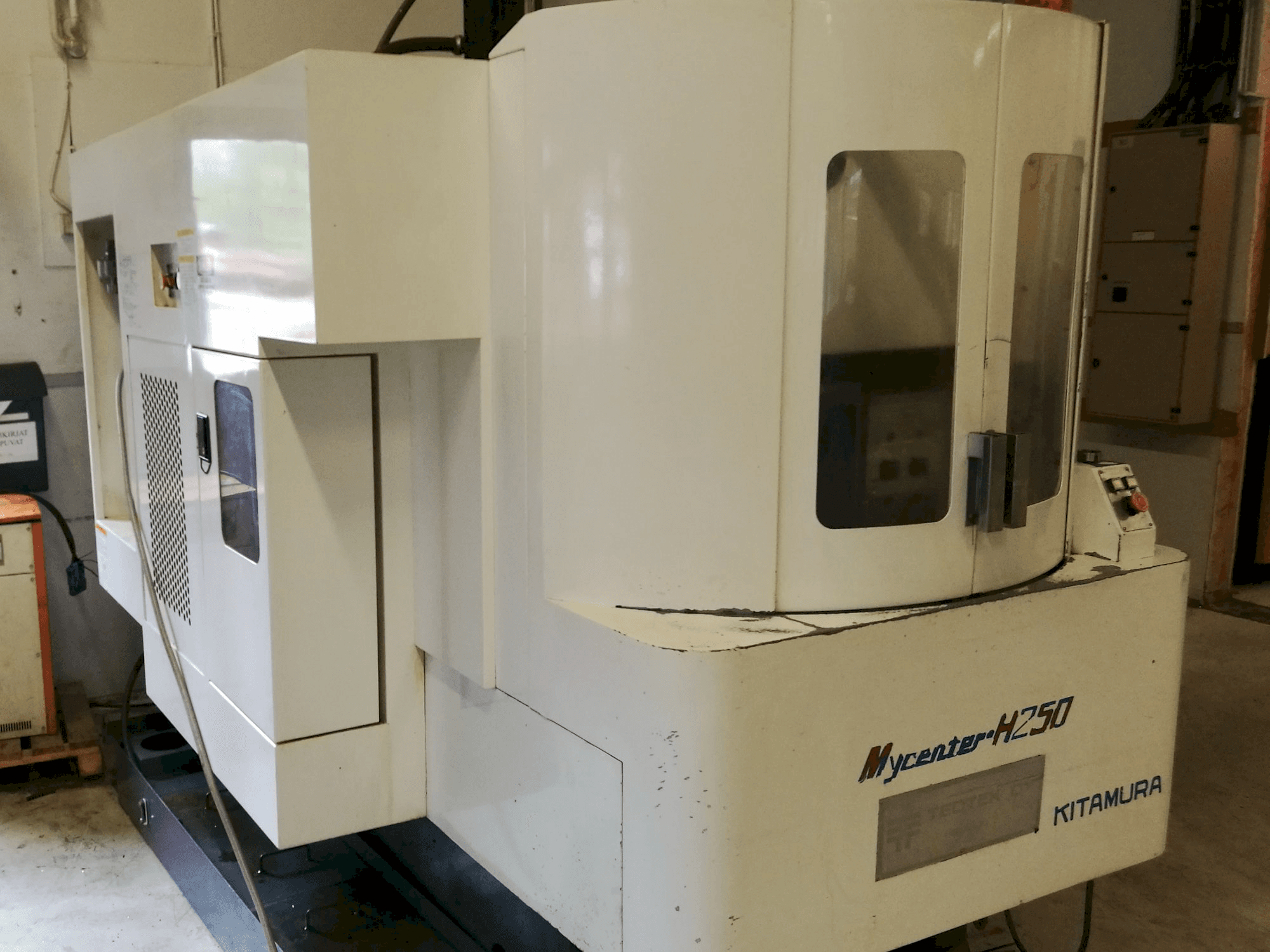 Prikaz desne strane stroja Kitamura Mycenter H250