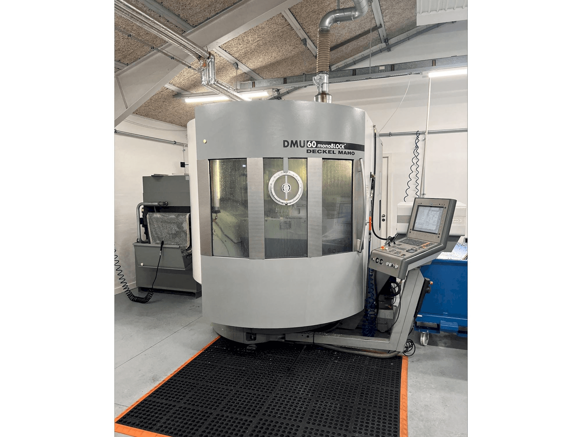 Prikaz stroja DMG MORI DMU 60 monoBLOCK sprijeda