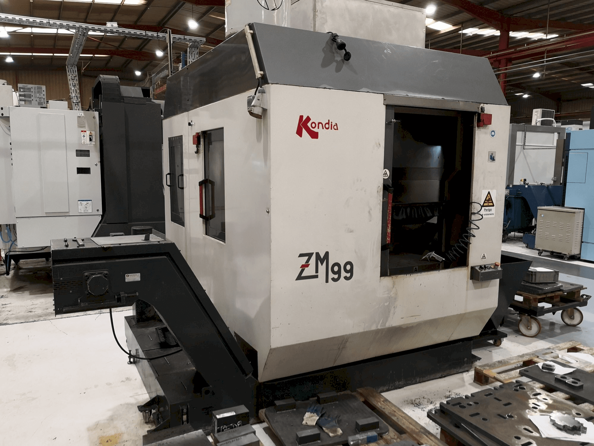 Prikaz stroja KONDIA ZM99 sprijeda