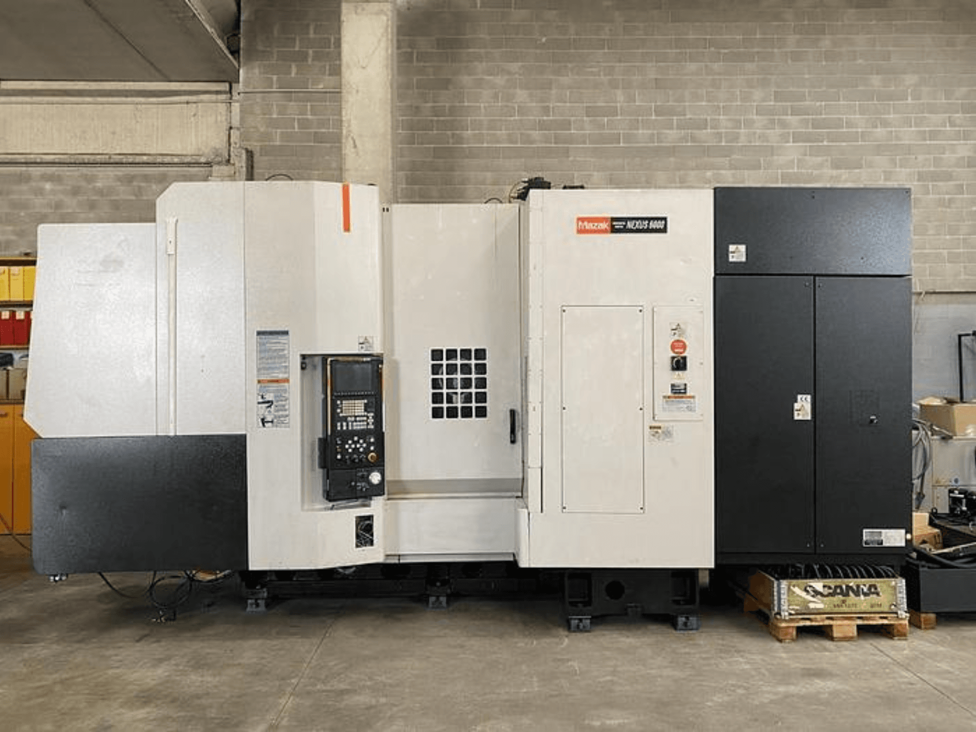 Mazak NEXUS 6400 CNC tokarski stroj, prednji pogled, s upravljačkom pločom, prekidačem za napajanje i dvobojnim bijelo-crnim kućištem.